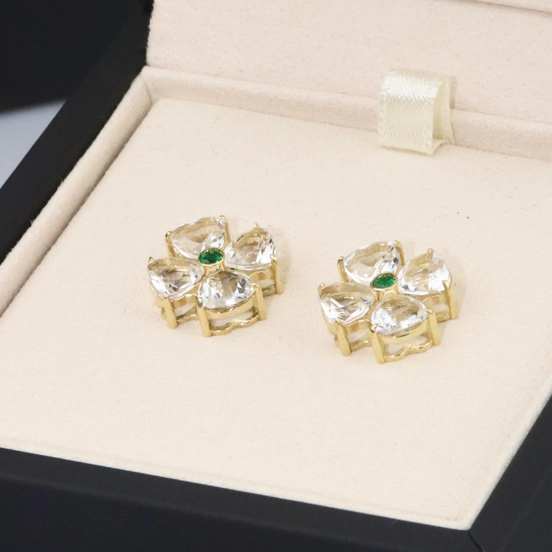 18K Solid Yellow Gold 

Natural Emerald Gemstones: Round Cut, Size 2.5mm

Natural Transparent Quartz Gemstones: Heart Shape, Size 6x6mm

Earrings: Flower Shape

Gross Weight: 7.1g

The color gemstones are from Brazil.

The earrings are flower shapes