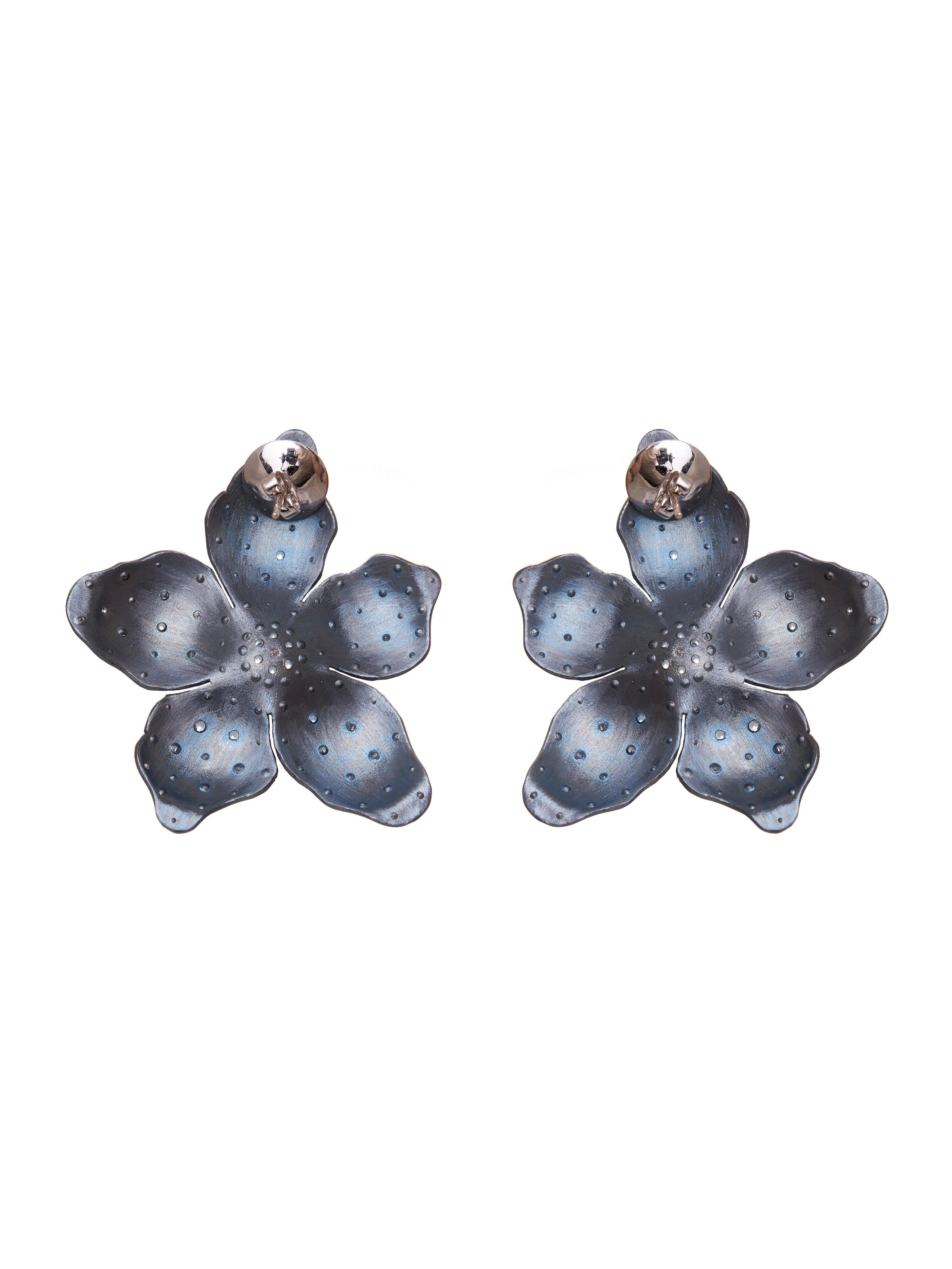 Estos pendientes etéreos de la Colección Titanio captan maravillosamente la esencia espiritual del jazmín, que simboliza la pureza, la esperanza y la transformación. Elaborados en ligero titanio azul (7,676 g), los pendientes están engastados con
