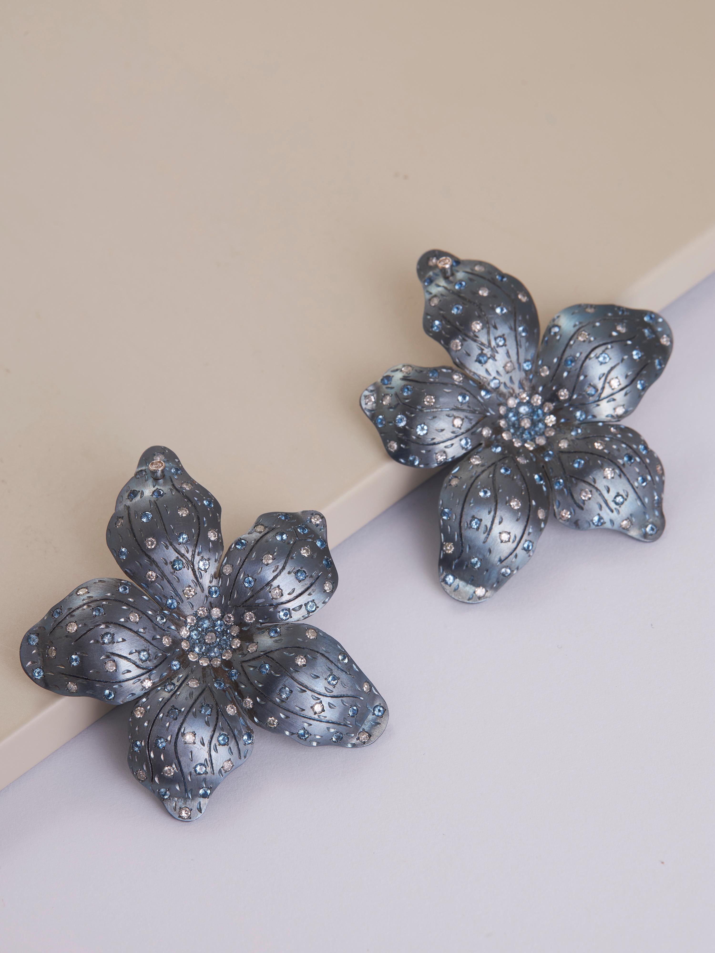 Pendientes Flor de Oro de 18kt, Titanio Azul, Diamante y Aguamarina Corte redondo en venta