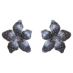 Boucles d'oreilles fleur en or 18 carats, titane bleu, diamants et aigue-marine