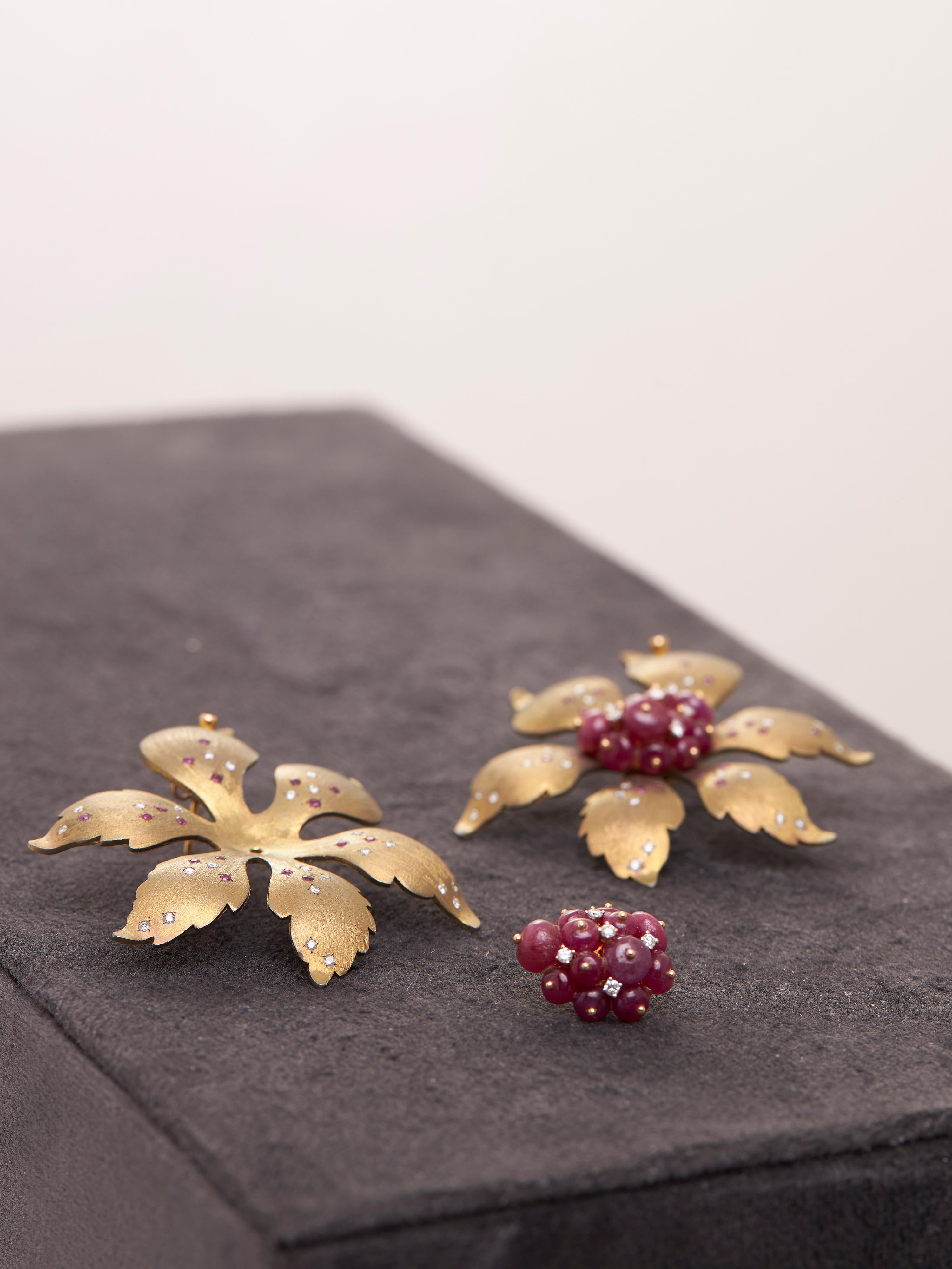 Contemporaneo Orecchini a fiore in oro 18kt, rubini e diamanti in vendita