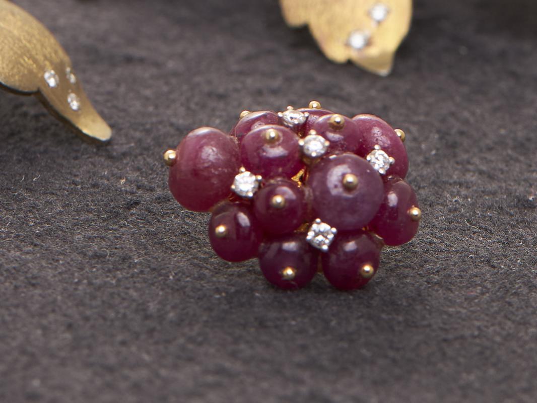 Taglio rotondo Orecchini a fiore in oro 18kt, rubini e diamanti in vendita