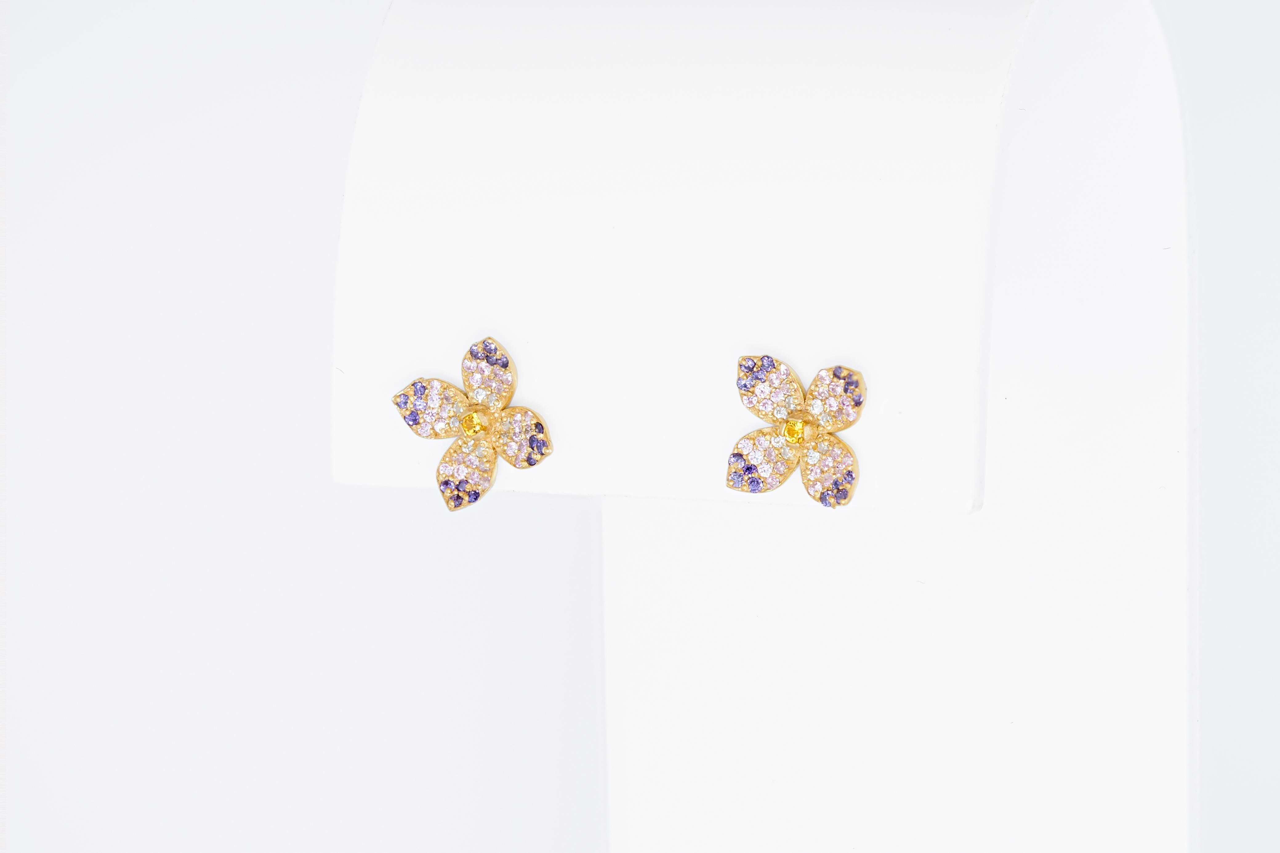 Modern Flower earrings studs in 14k gold. 
