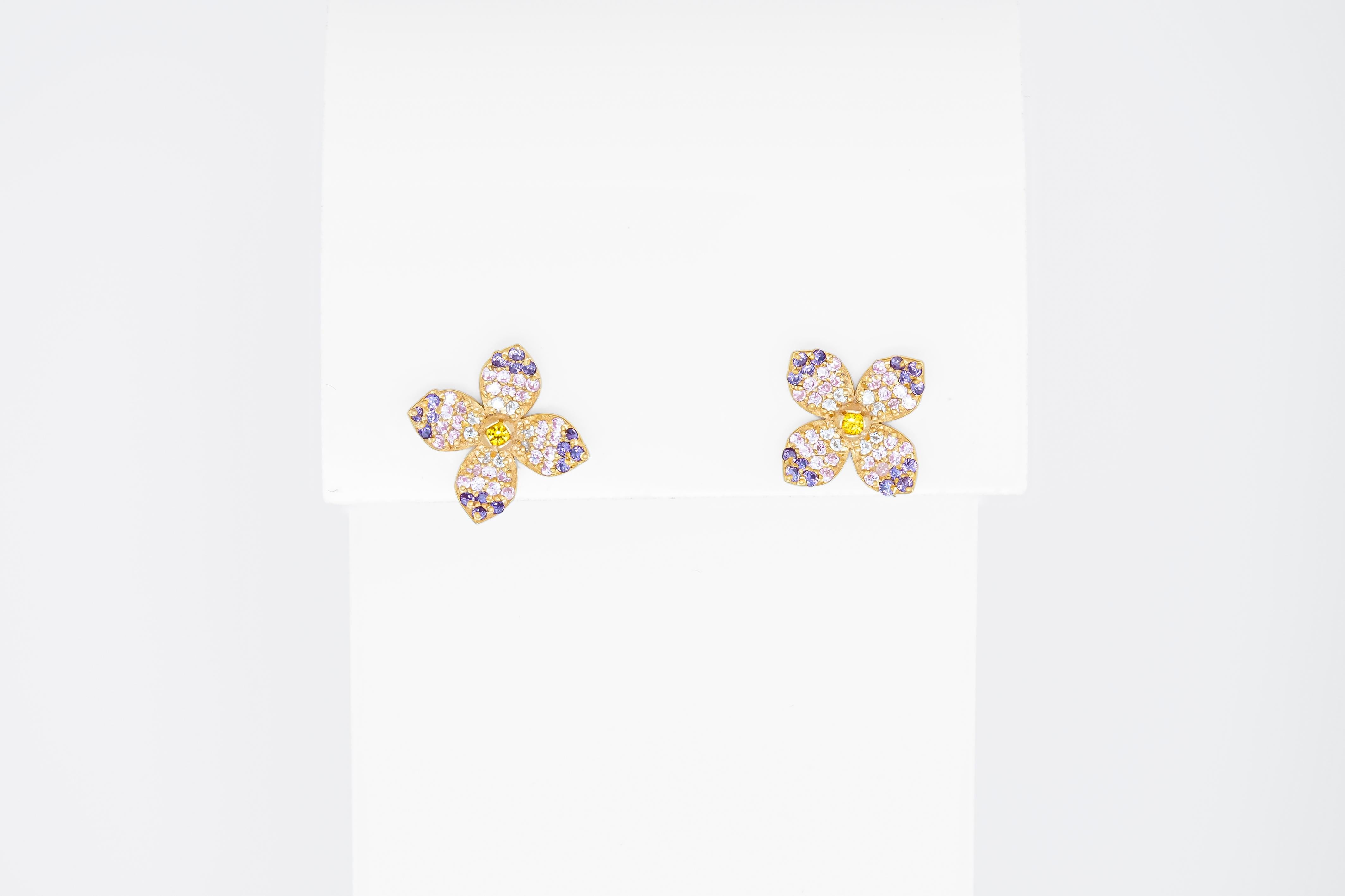 Round Cut Flower earrings studs in 14k gold For Sale
