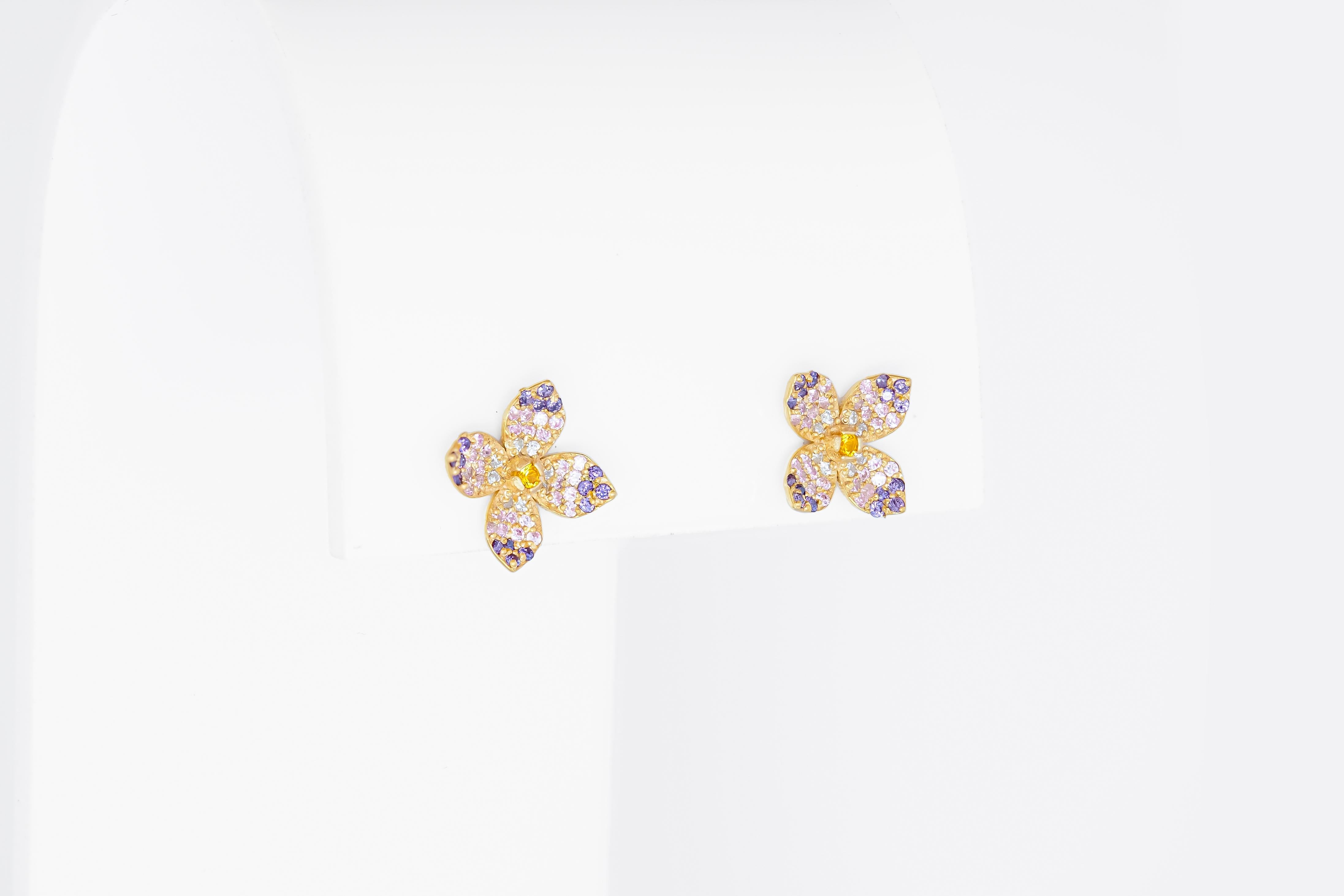 Round Cut Flower earrings studs in 14k gold. 