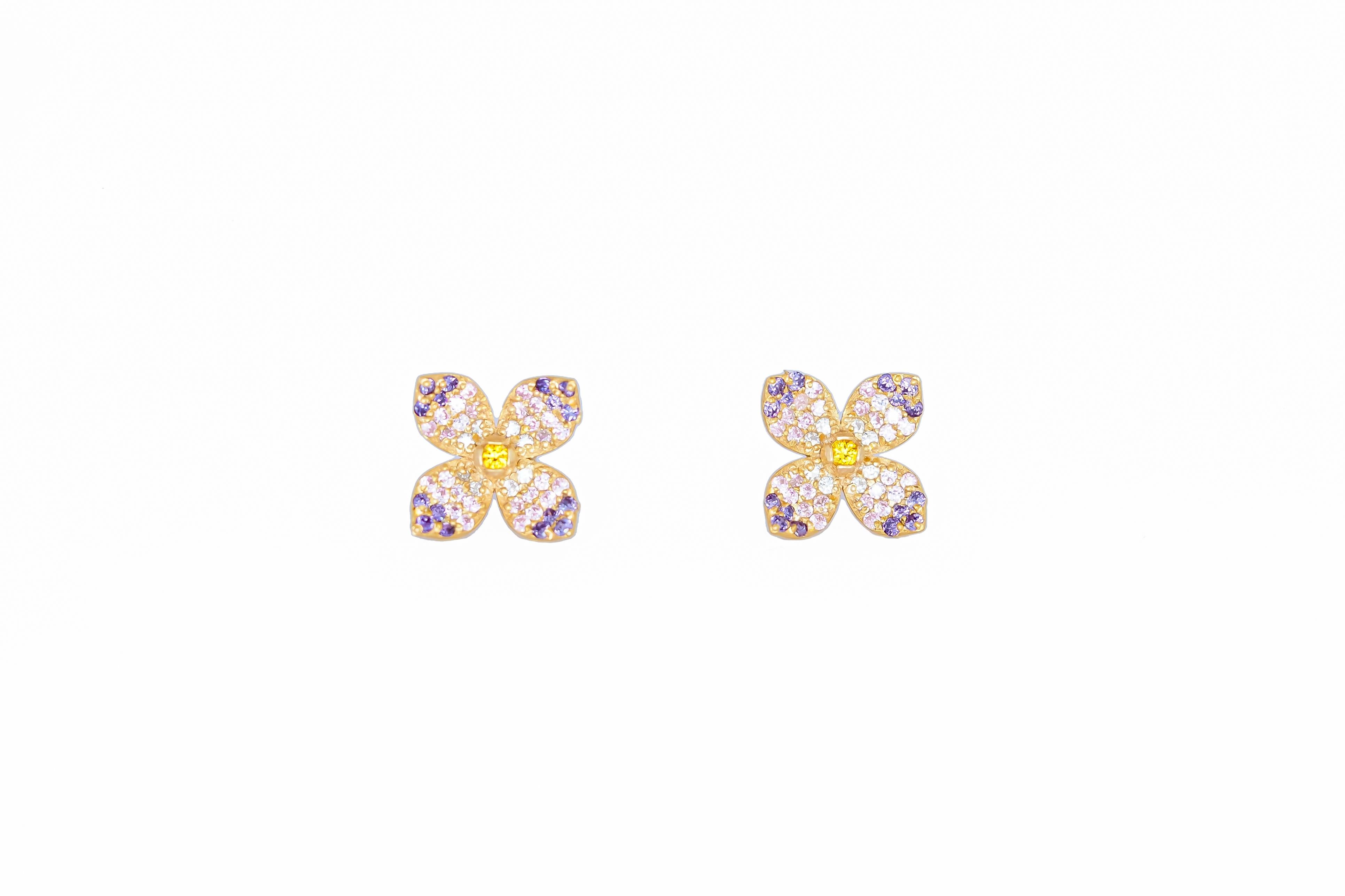 Flower earrings studs in 14k gold.  In New Condition In Istanbul, TR