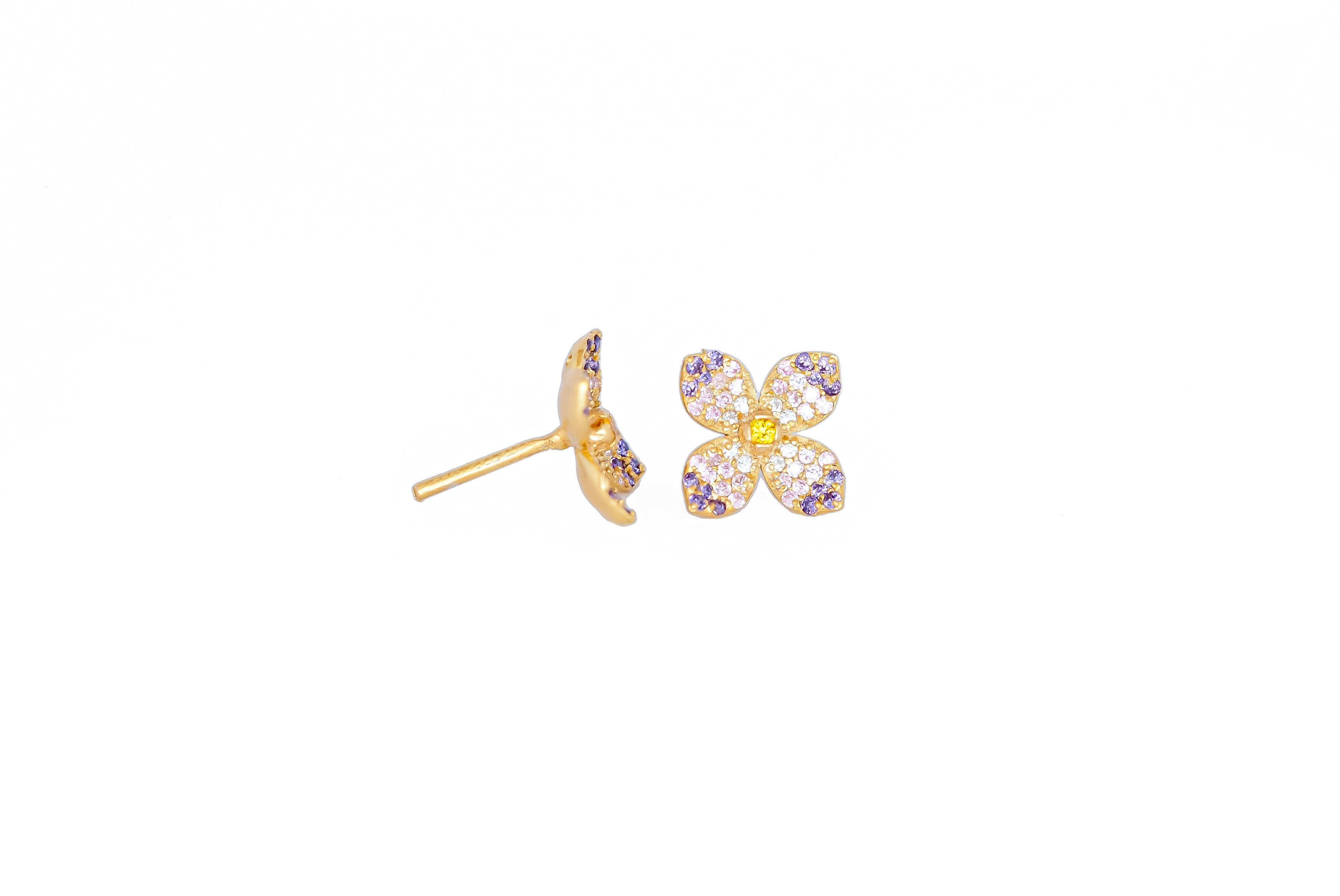 Women's Flower earrings studs in 14k gold. 