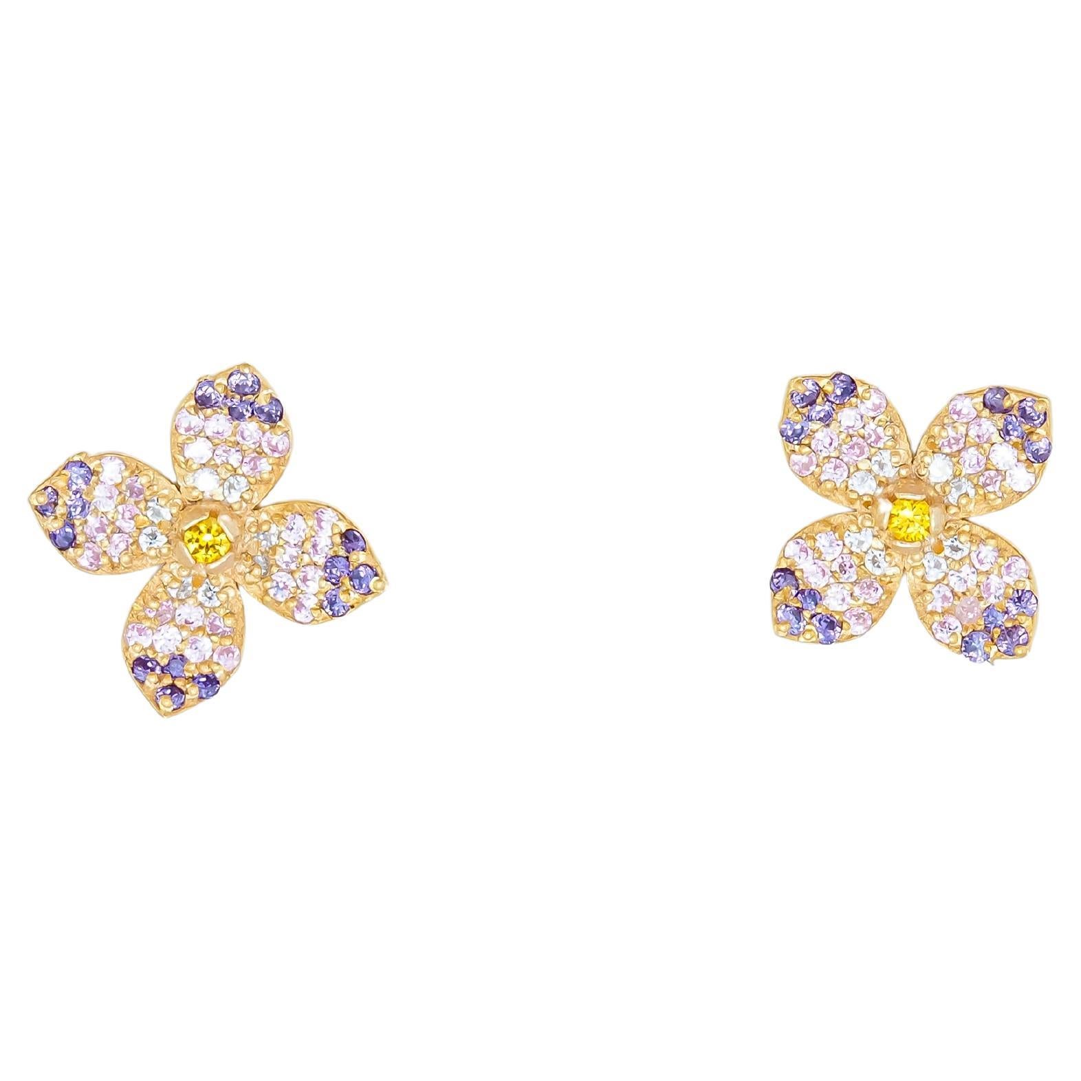 Flower earrings studs in 14k gold. 