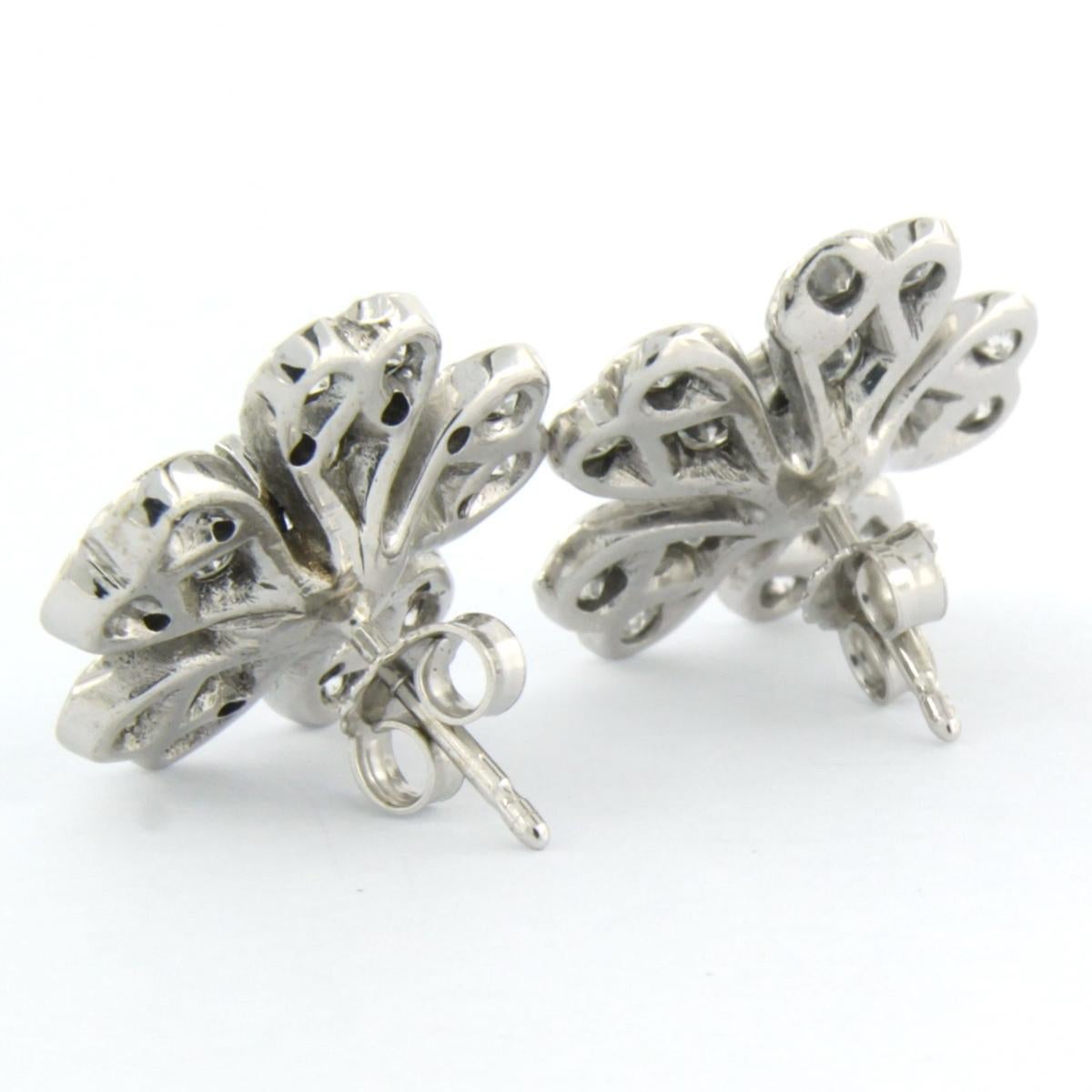 Boucles d'oreilles en or blanc 18k avec diamants taille brillant et taille unique. 3,50 ct - F/G - VS/SI

Description détaillée

le haut de la boucle d'oreille mesure 1,9 cm de large

poids 9,3 grammes

set avec

- 2 x 4,5 mm diamant taille