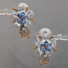 Blumen-Ohrringe mit Saphiren und Edelsteinen aus 18 Karat Weißgold