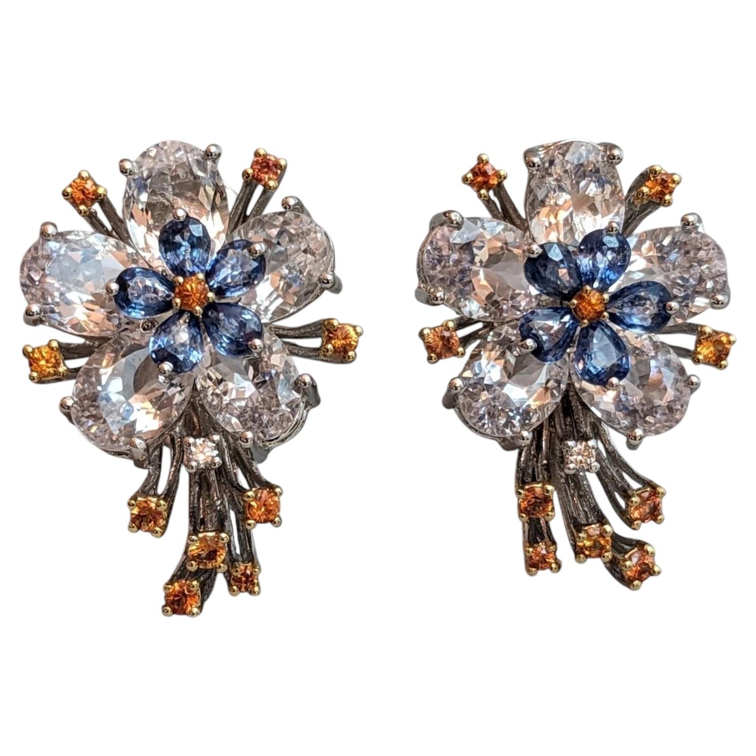 Pendientes de flores con zafiros y piedras preciosas en oro blanco de 18 quilates