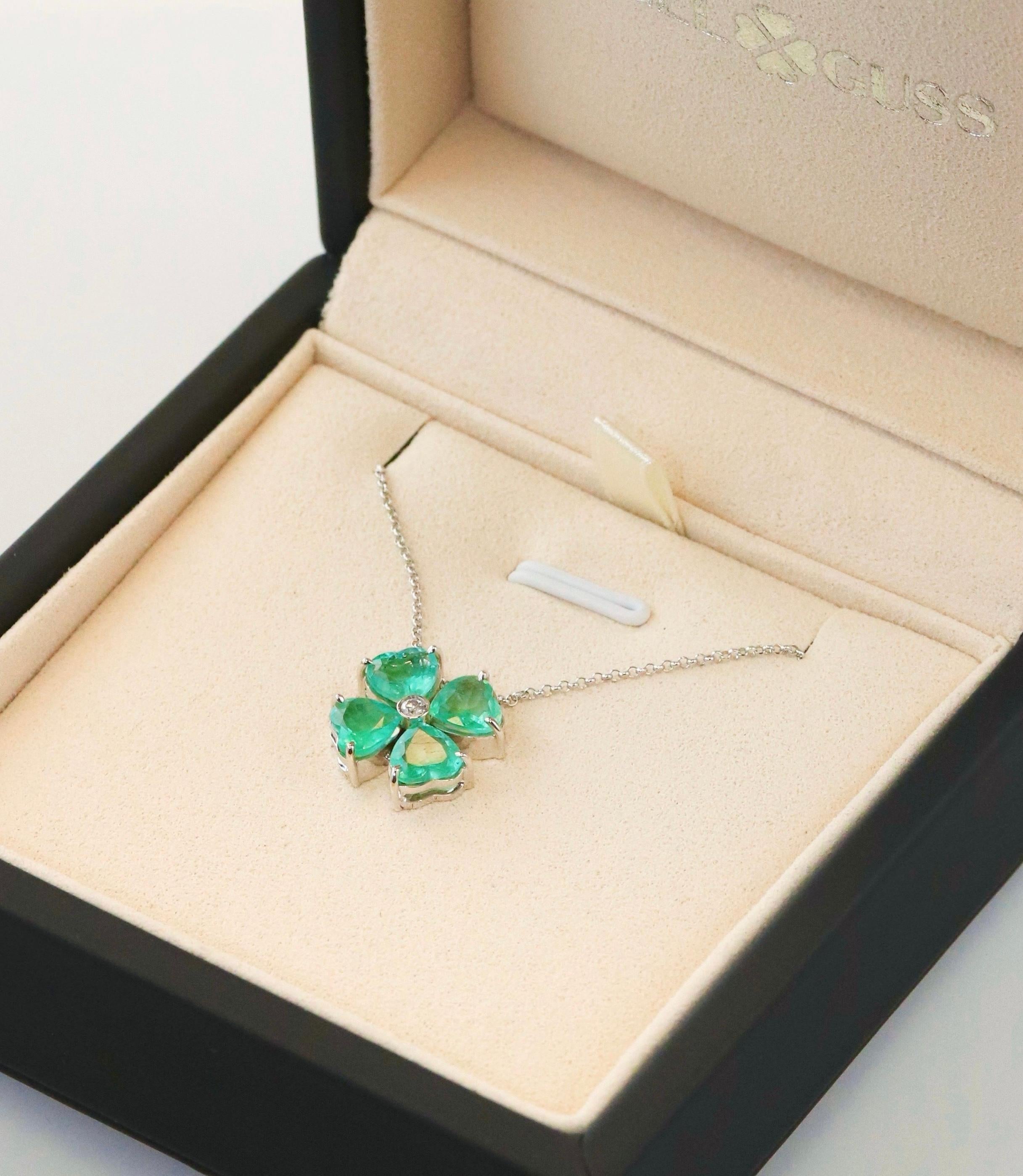 18K Solid White Gold

Natural Emerald Gemstones: Heart Shape, Size 6x6mm each

Natural Diamond

Pendant: Flower Shape 

*The pendant comes with the chain 

*The chain has adjustable length


As a part of The Botanical Garden Collection, this