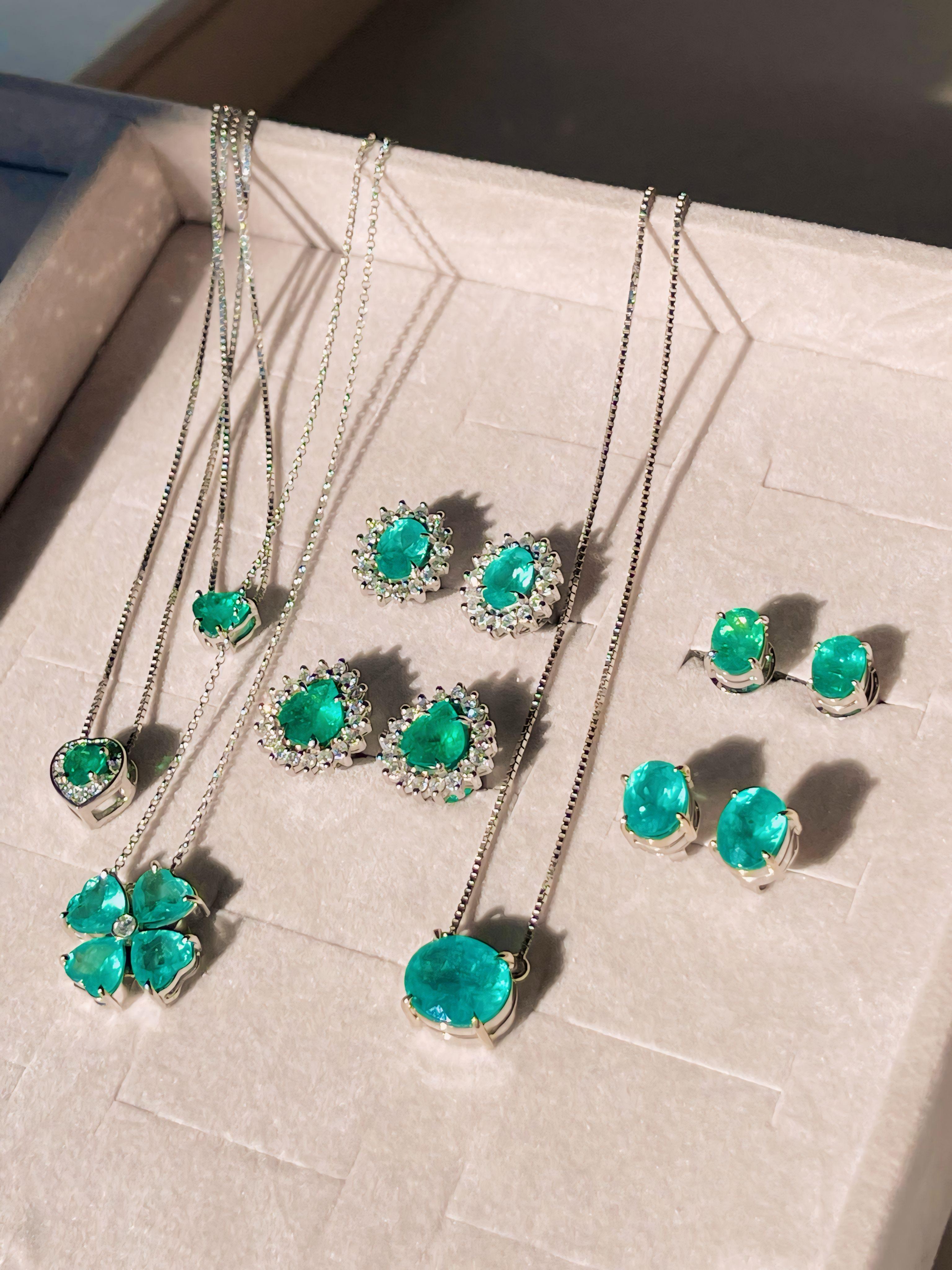 Flower Emerald Necklace & Diamond 18kGold  In New Condition In Markham, CA