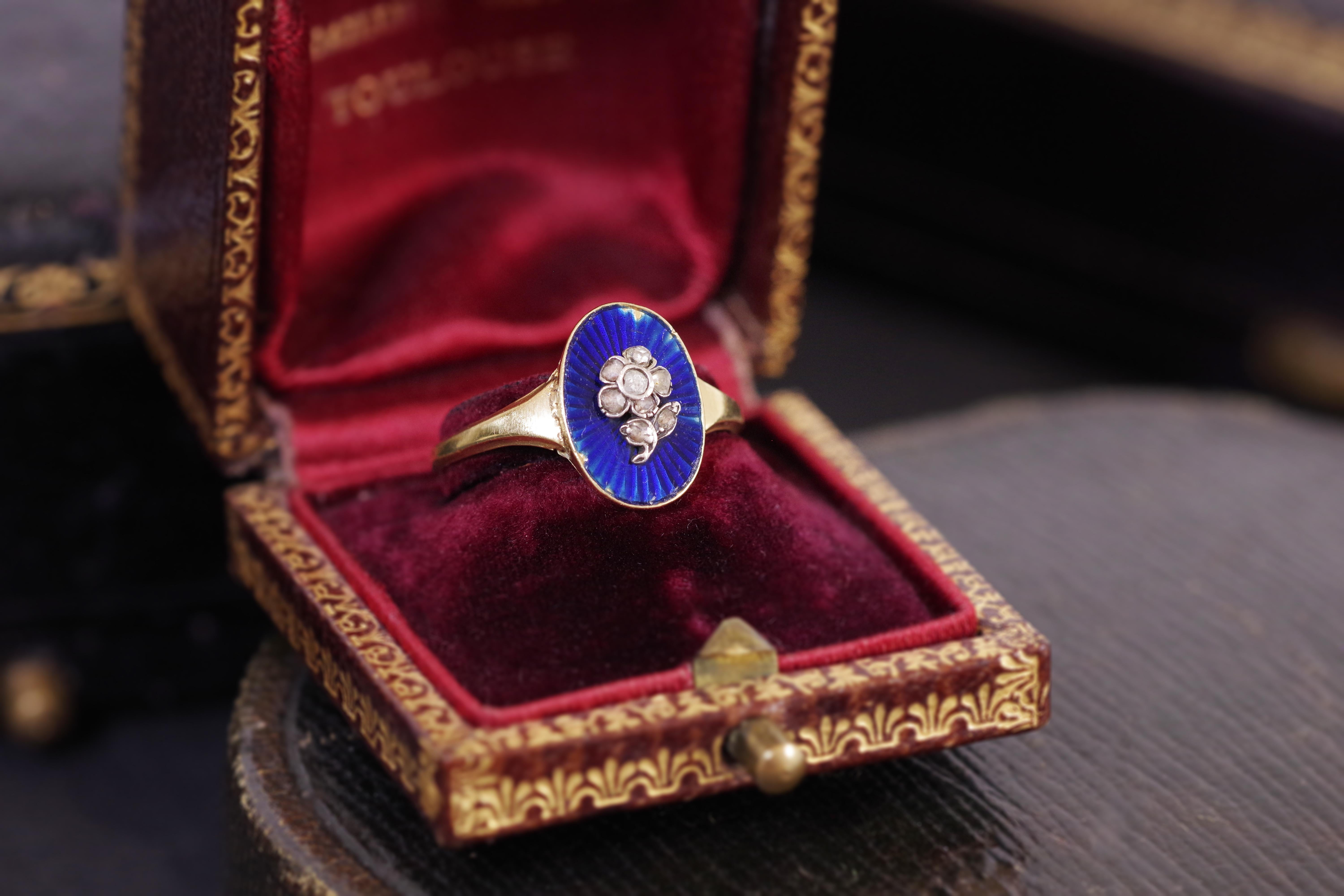Late Victorian Flower Enamel Secret Locket Ring in 18k Gold For Sale