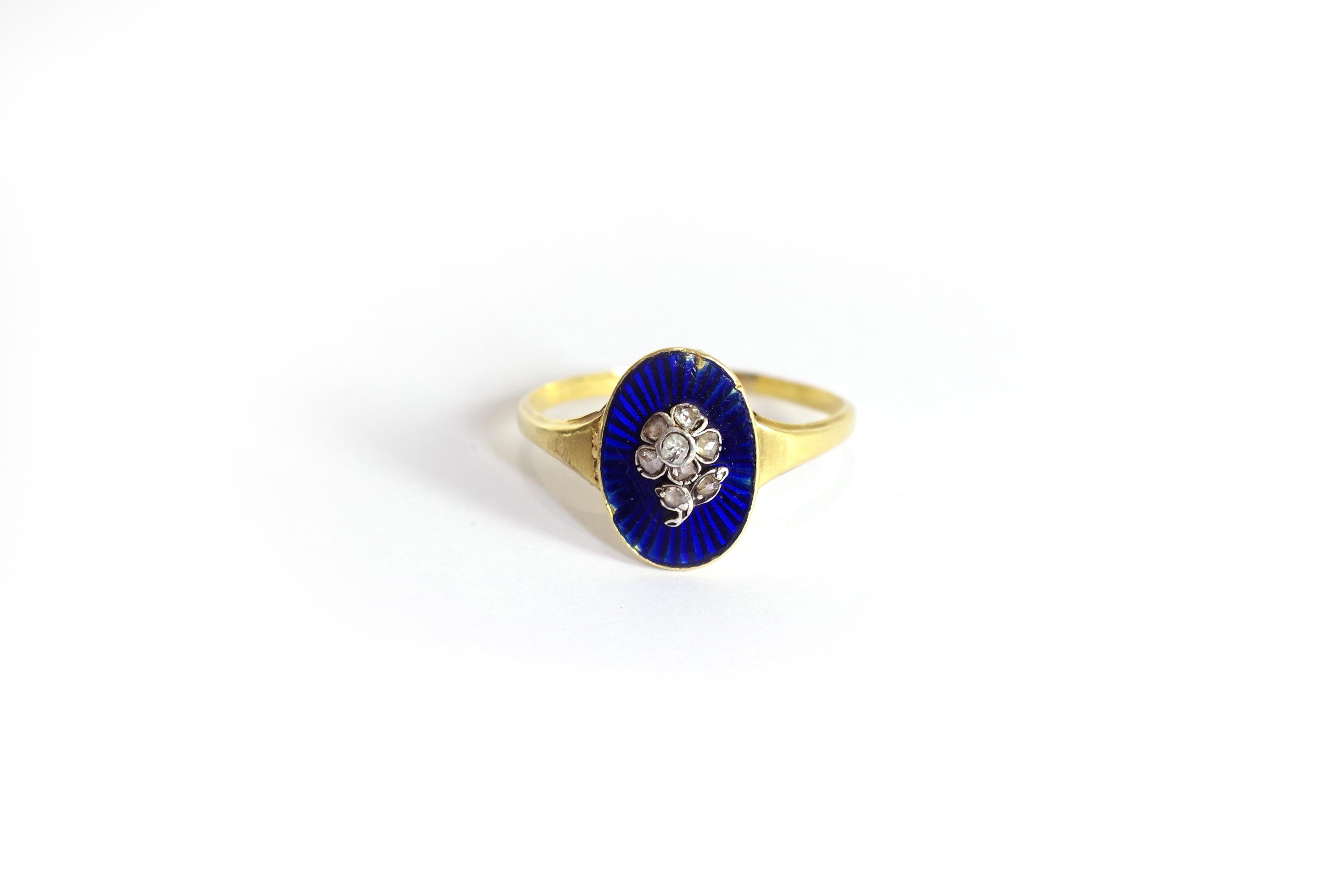 Flower Enamel Secret Locket Ring in 18k Gold In Fair Condition For Sale In PARIS, FR