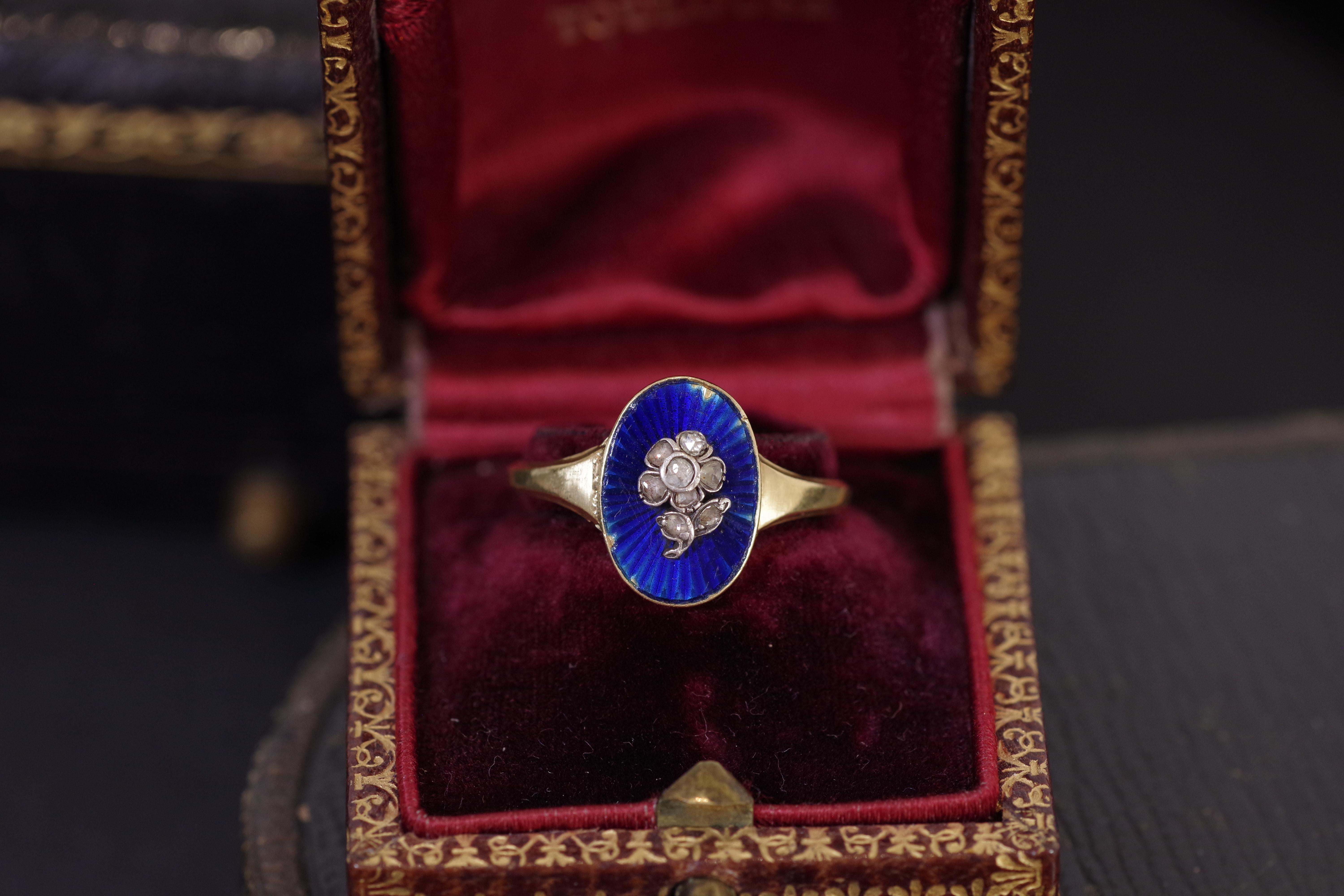 Women's or Men's Flower Enamel Secret Locket Ring in 18k Gold For Sale