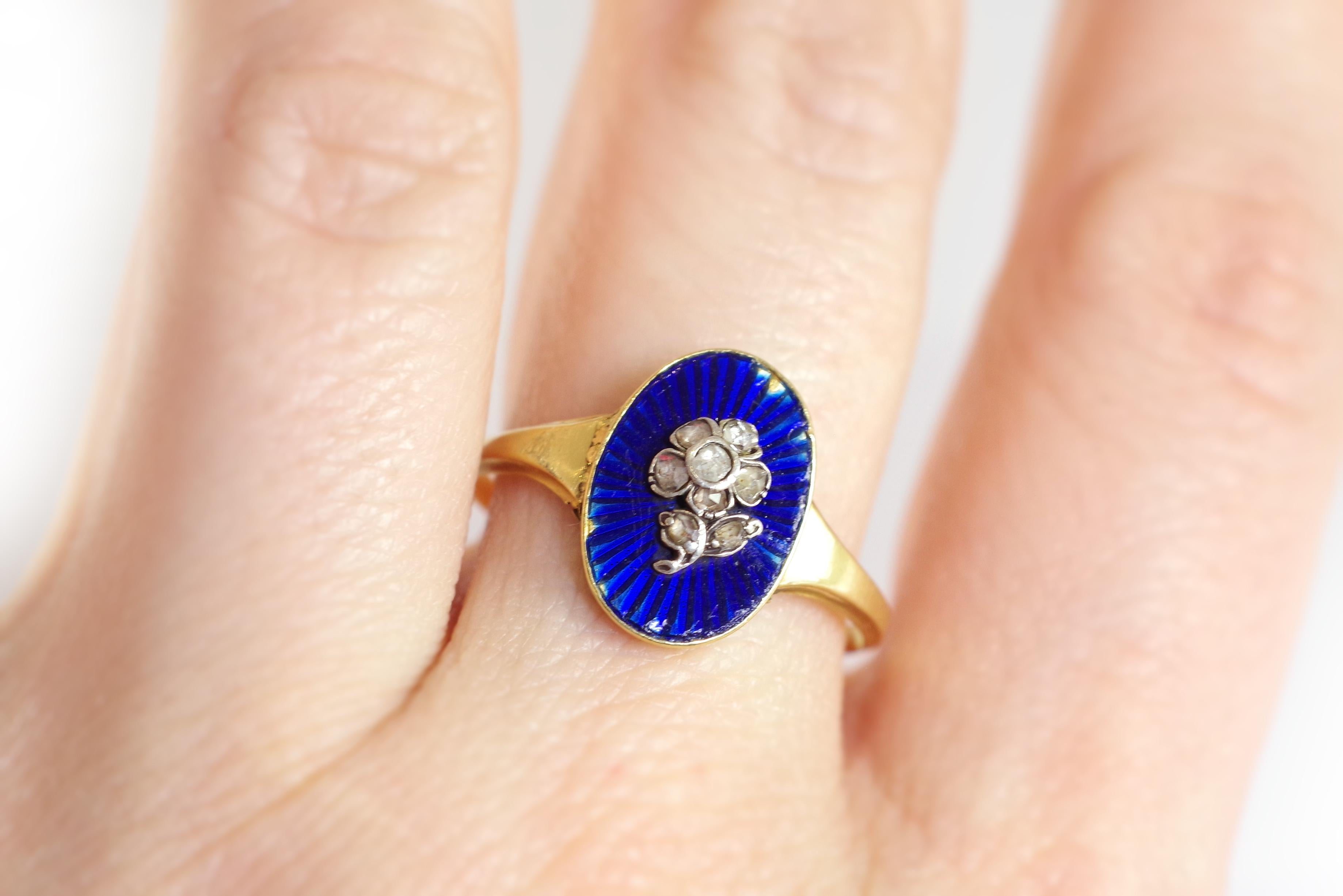 Flower Enamel Secret Locket Ring in 18k Gold For Sale 1