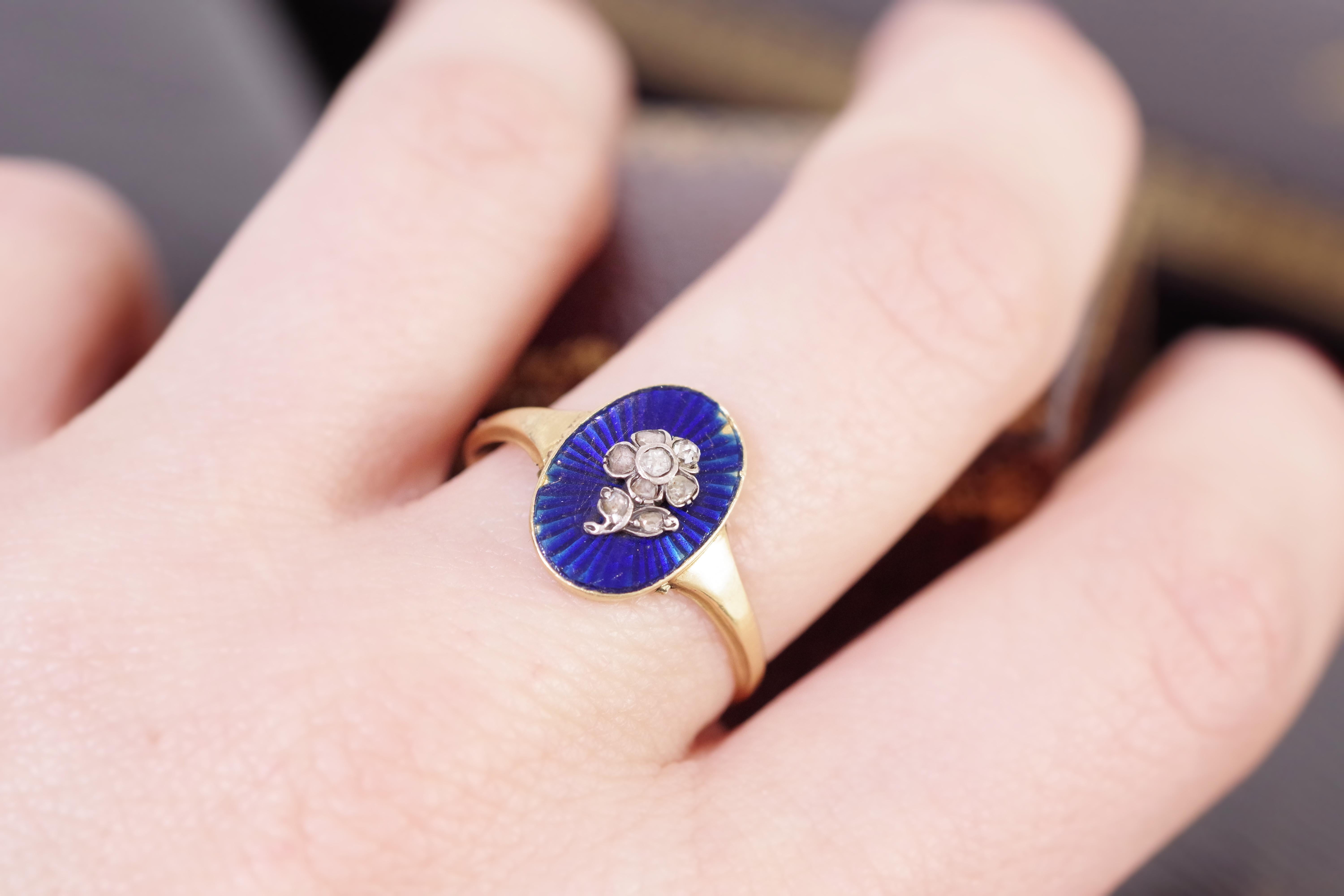 Flower Enamel Secret Locket Ring in 18k Gold For Sale 2