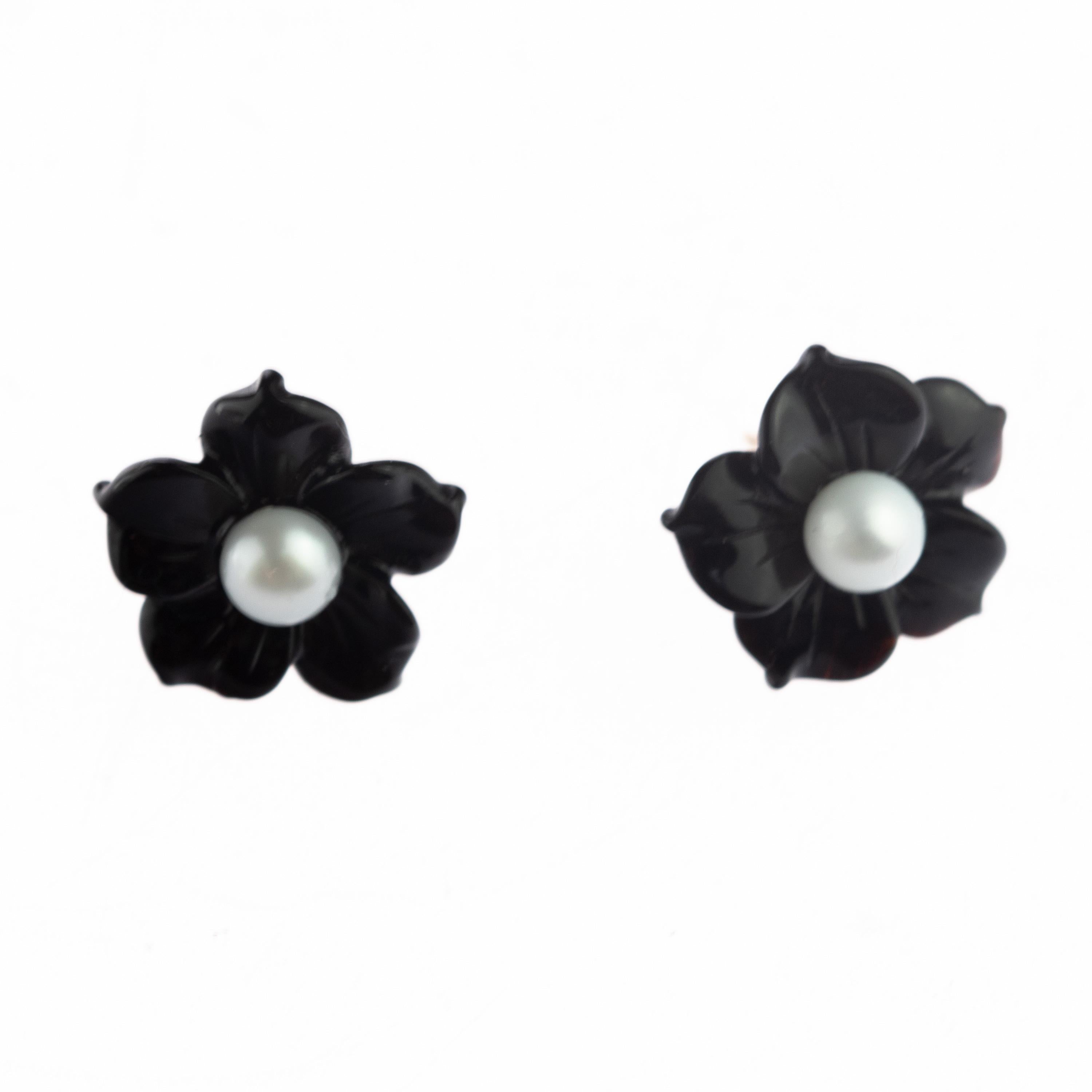 Astonishing and delicate 4 carat black agate flower stud earrings with a 5 mm freshwater pearl inside. Carved petals that evoke the italian handmade traditional jewelry work, wrapping itself in a soft look enriched with filled gold manifesting