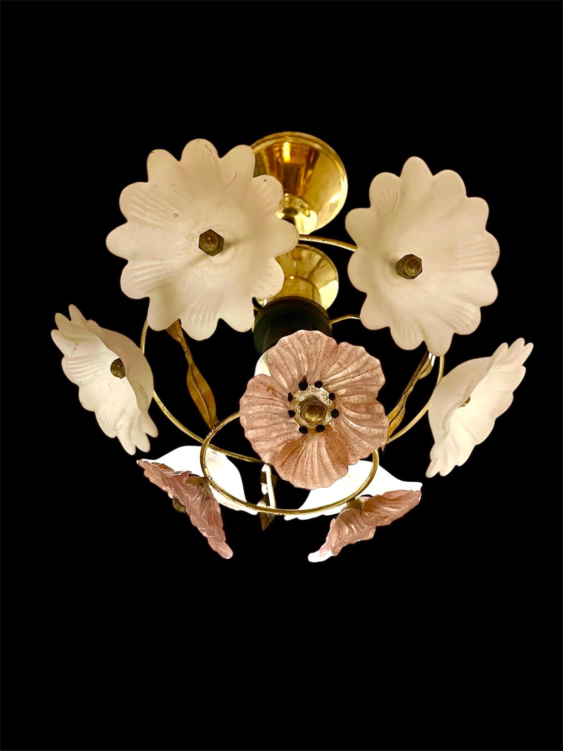 Hervorragende Beleuchtung mit Barovier Blume ibiscus Glas Murano mit weißem Opalglas und Gold vergoldet Struktur . Das Design und die Qualität des Glases machen aus diesem Stück das Beste des italienischen Designs.
Diese einzigartige  Wandleuchter
