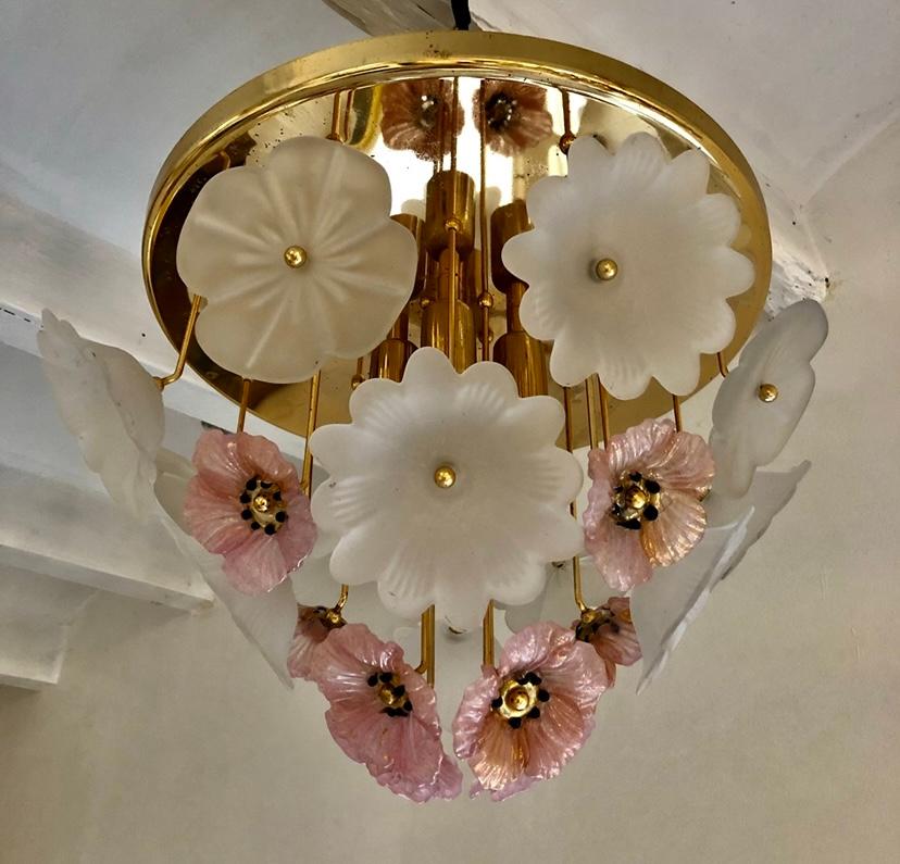 Superb Sconce with Barovier flower ibiscus glass Murano with white opaline glass and gilt gold structure . The Design and the quality of the glass make this piece the best of the italian Design .
This unique  sconce in bicolore glass murano are