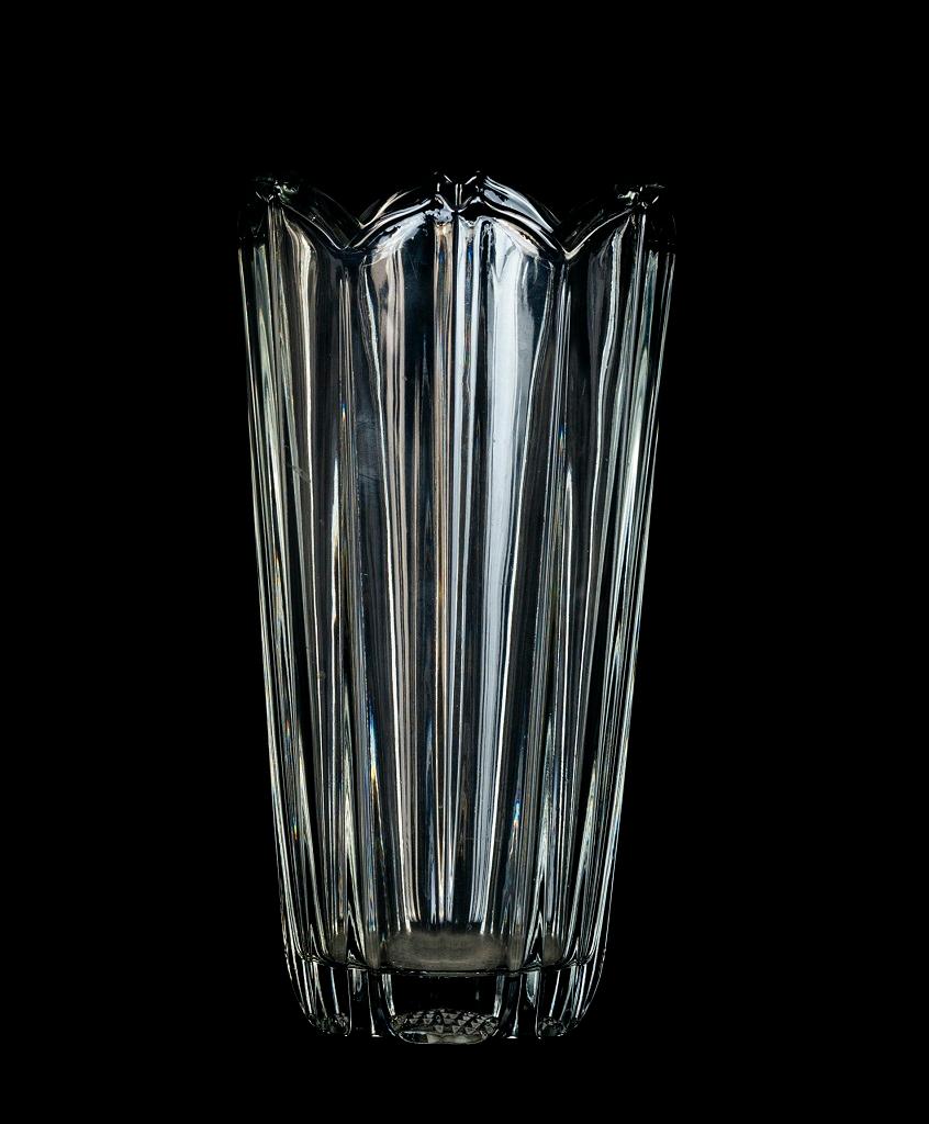 This flower glass vase is a splendid decorative object manufactured by Italian manufacturer.

Elegant Murano colorless glass standing on a round base.

The upper edges are decorated by sinuous fine lines. 

Dimensions: cm 22.5 x 12 x 12 

In