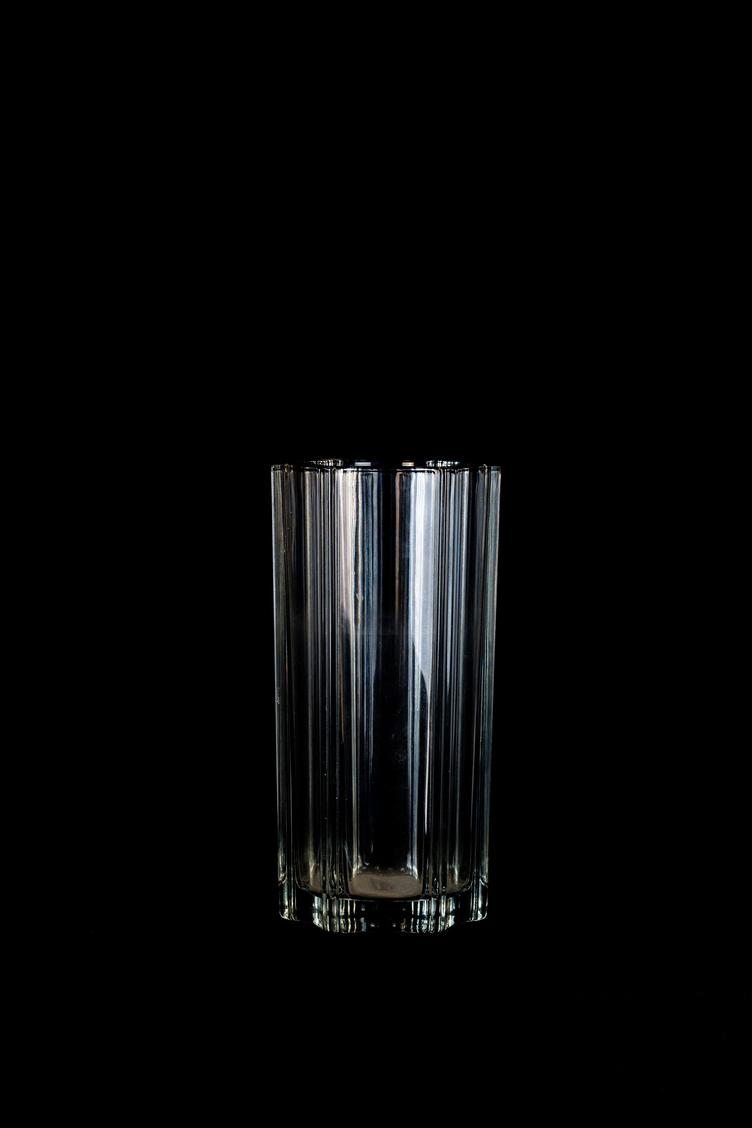 Il vaso poliedrico in vetro è un bellissimo oggetto decorativo in vetro, realizzato da una manifattura italiana negli anni Settanta. 

Vaso trasparente molto alla moda realizzato con superfici sfaccettate.

Buone condizioni.

Dai un tocco di