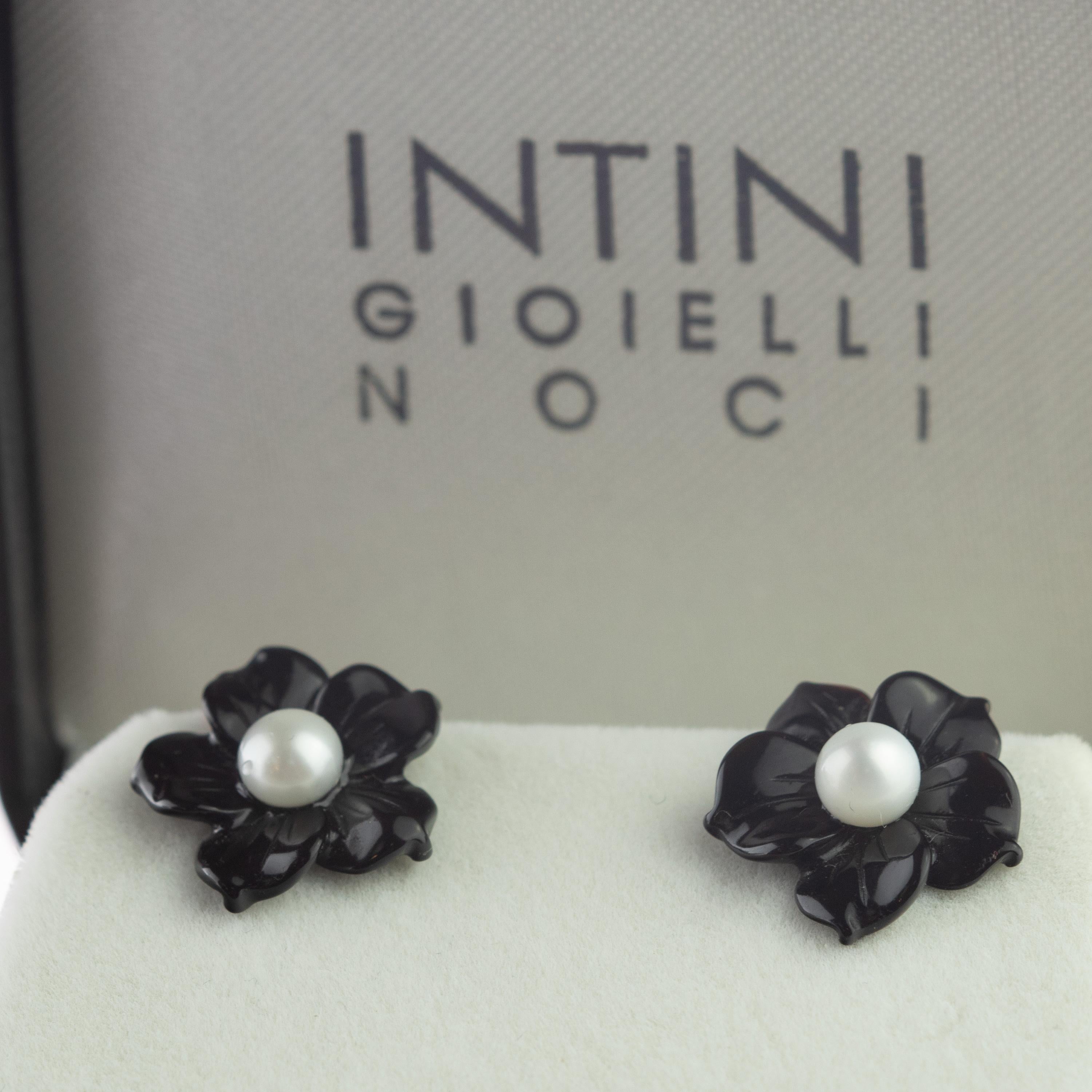 Artisan Clous d'oreilles italiens en forme de fleur en or, agate noire et perles d'eau douce, fabriqués à la main en vente