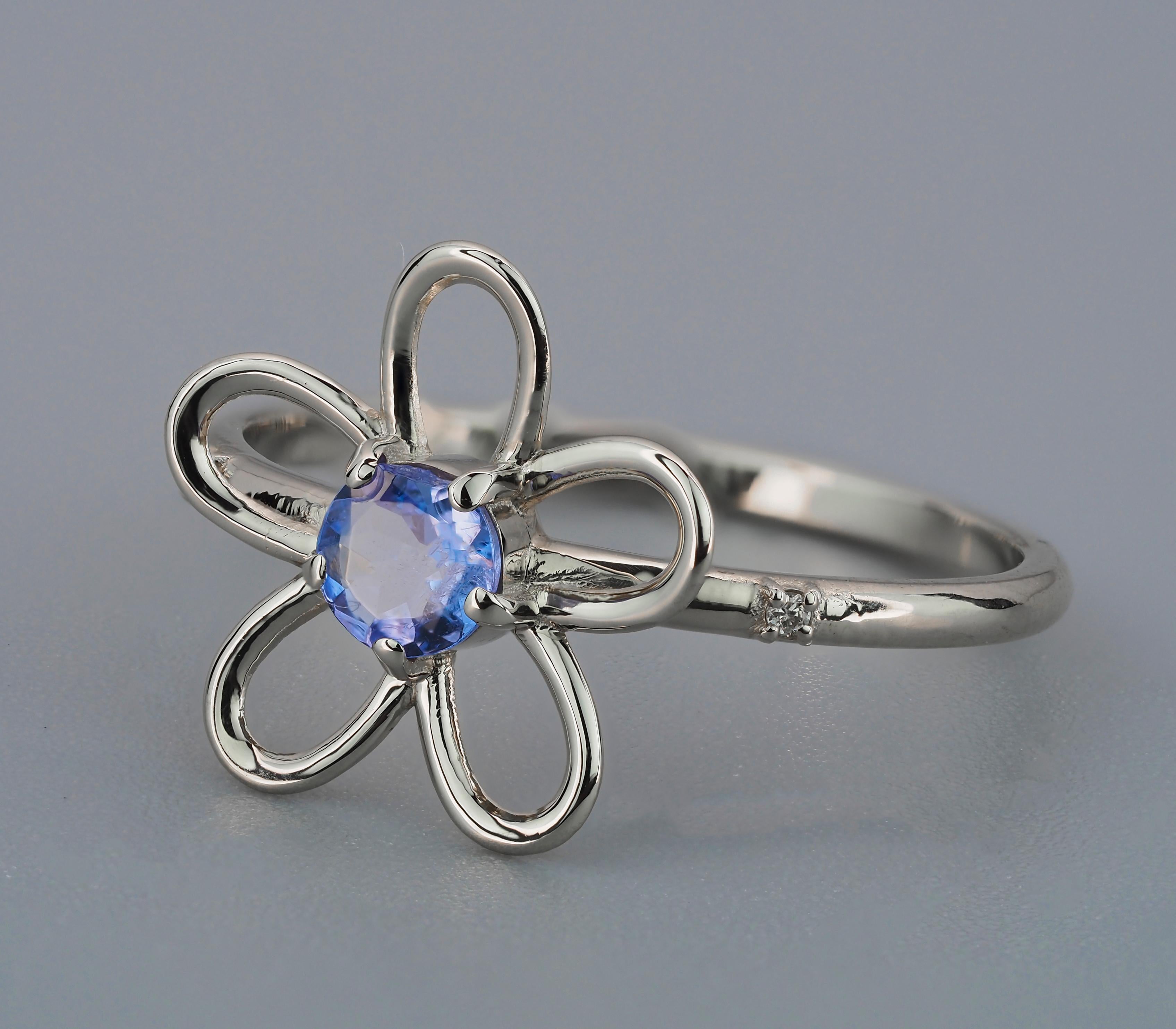 Modern Flower gold ring with tanzanite.  For Sale