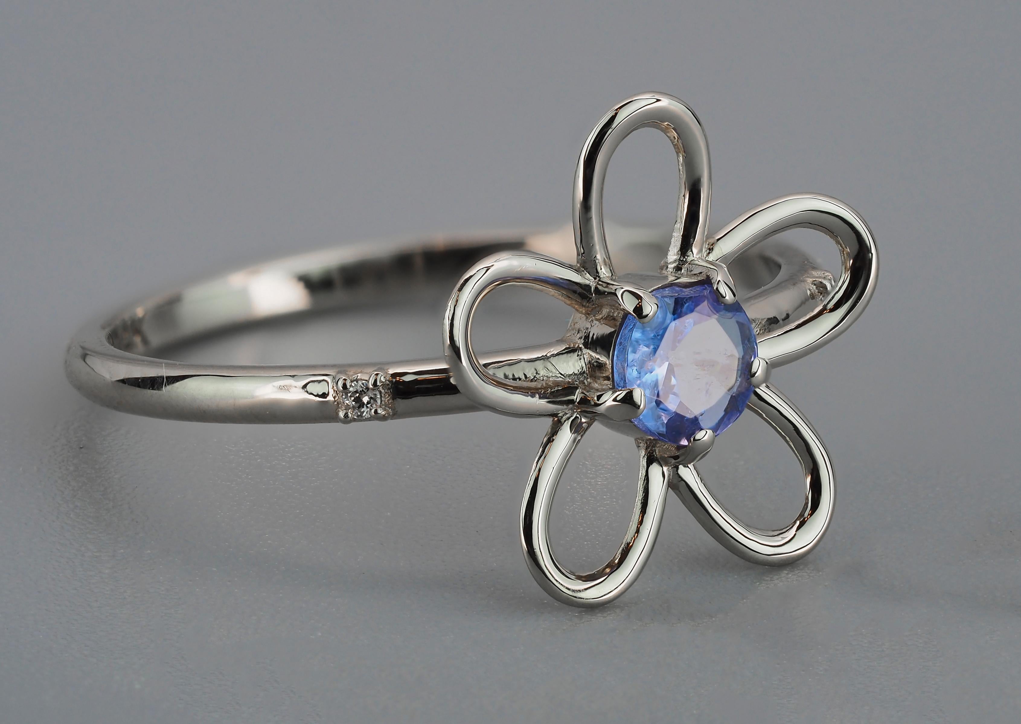 Round Cut Flower gold ring with tanzanite.  For Sale