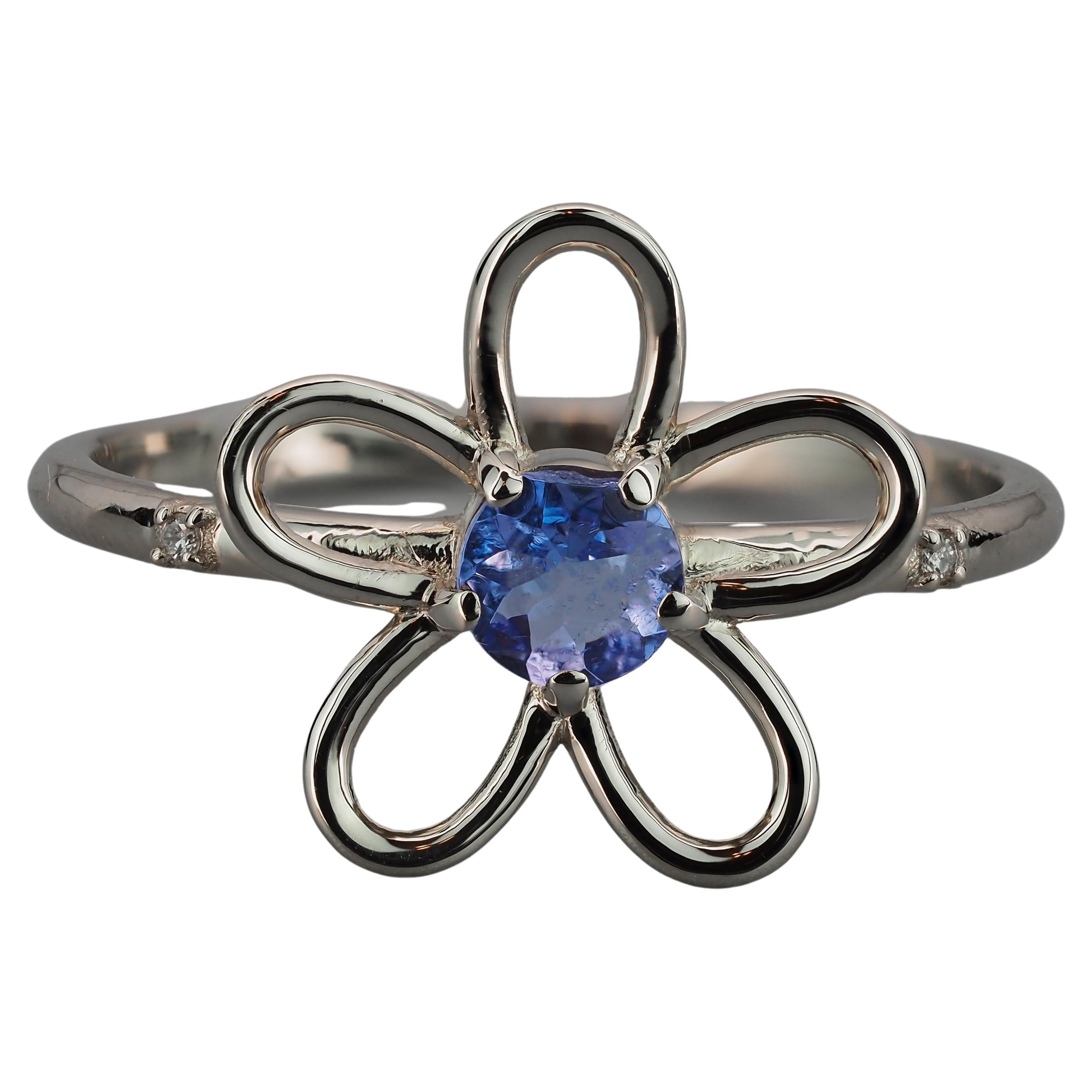 Flower gold ring with tanzanite.  For Sale