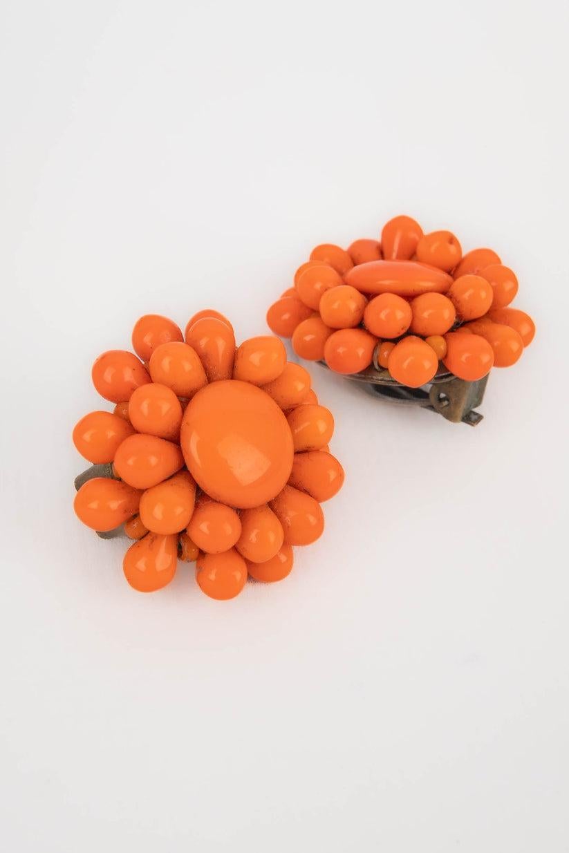 Unknown - Golden metal clip-on earrings with orange glass paste and a flower shape. Not signed jewellery from the 1950s.

Additional information:
Condition: Very good condition
Dimensions: Diameter: 3 cm

Seller Reference: BO209