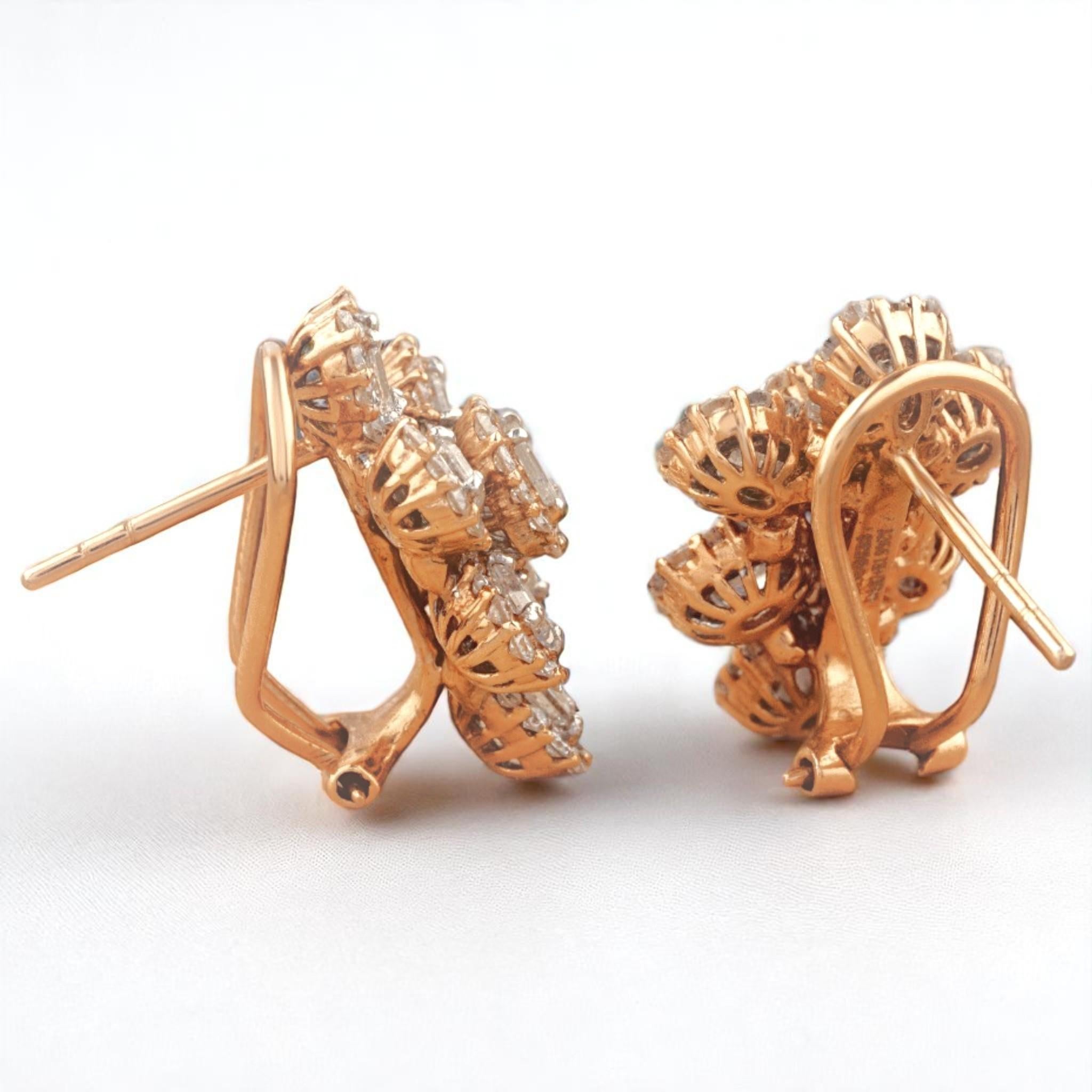 Orecchini a fiore con diamante a raggiera in oro massiccio 14K (certificati) In condizioni Nuovo in vendita a New Delhi, DL