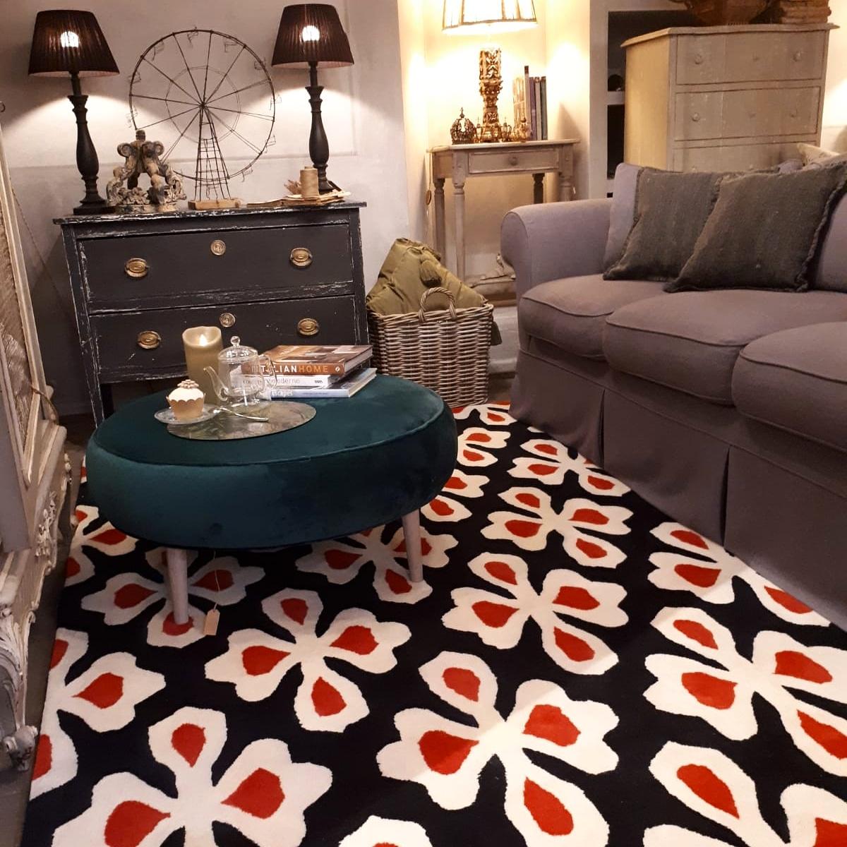Handgetufteter Wollteppich mit Blumenmuster - Rot/Schwarz (Sonstiges) im Angebot