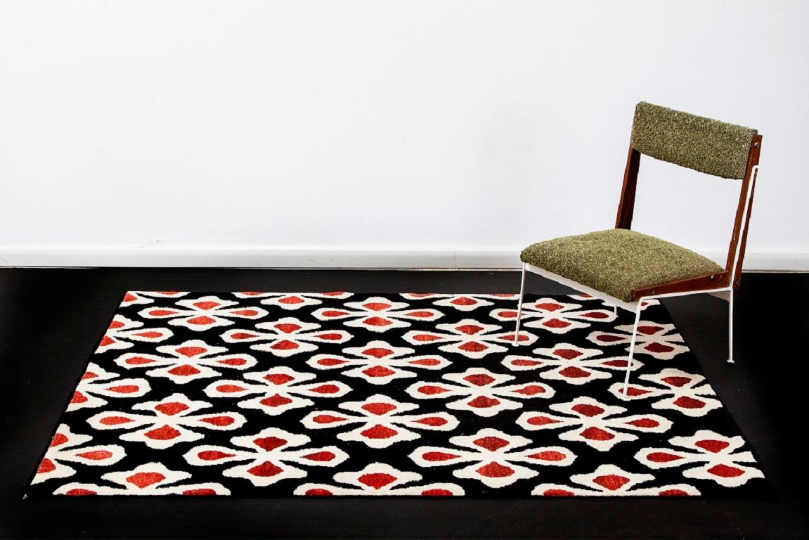 Other 21st Century Design Flower Pattern Wool Rug Hand-Tufted Red and Black For Sale