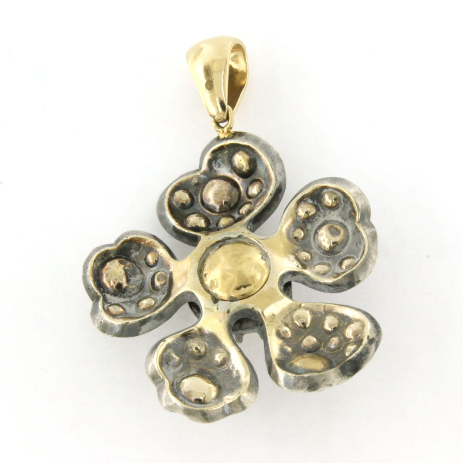 flower head shape pendant with rose diamonds up to. 4.00ct 14k gold and silver en vente 1