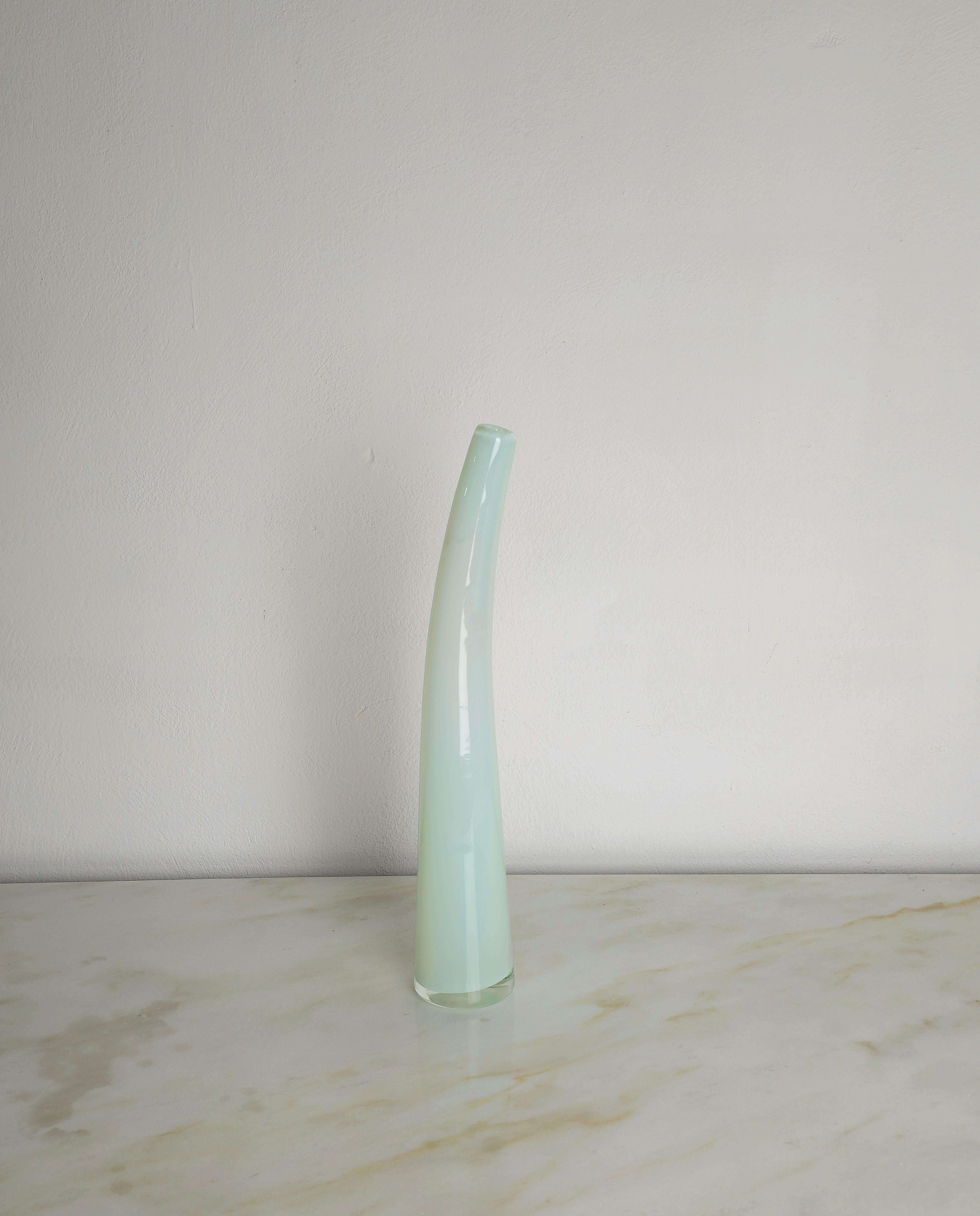 Einzelne Blume aus weißem, geschichtetem, gewölbtem Murano-Glas. In den 70er Jahren in Italien hergestellt und Giusto Toso für Leucos zugeschrieben.



Hinweis: Wir bemühen uns, unseren Kunden auch bei Sendungen in die ganze Welt einen exzellenten