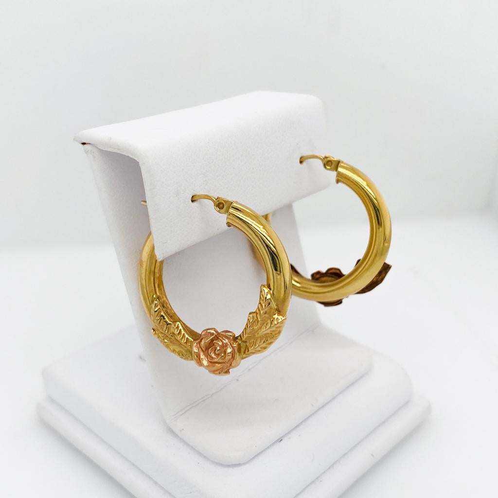 Blumencreolen-Ohrringe, 14K Gelbgold mit einer Rose in Roségold, 1 Zoll x 4 mm für Damen oder Herren