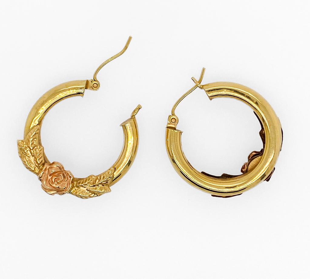 Blumencreolen-Ohrringe, 14K Gelbgold mit einer Rose in Roségold, 1 Zoll x 4 mm 1