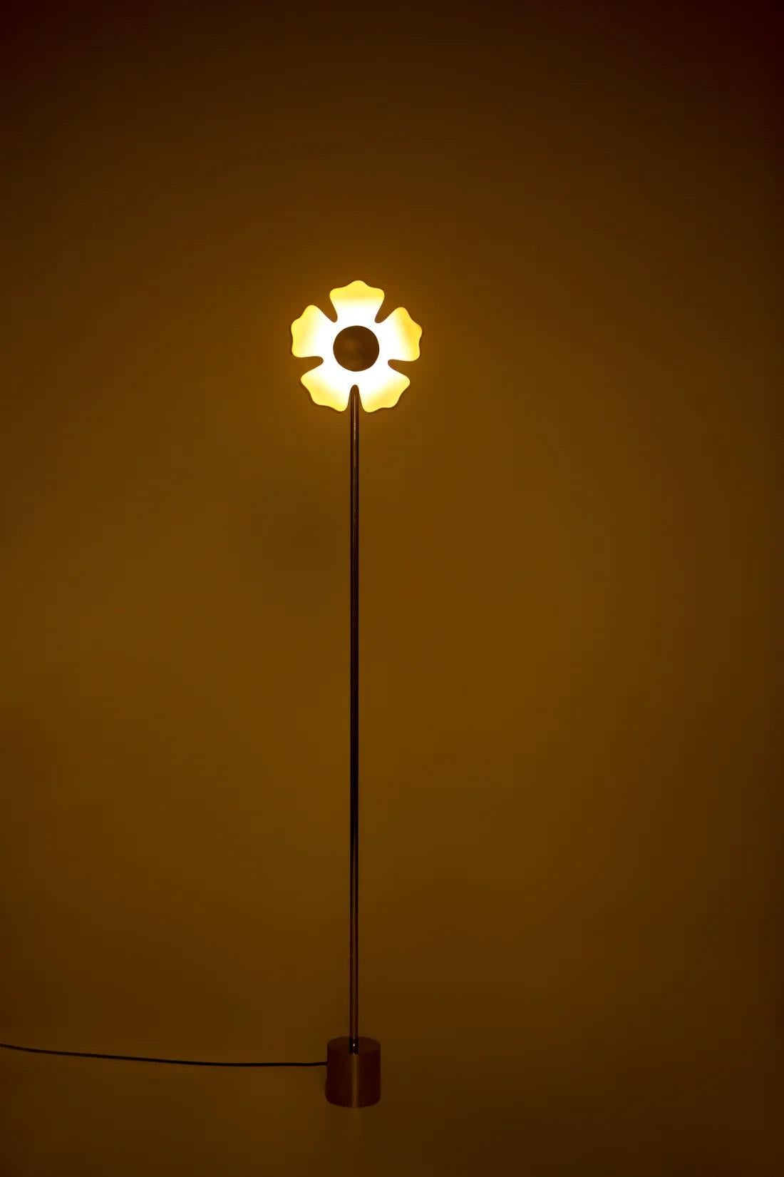 Lámpara de pie Flower de cerámica marfil y oro cepillado by Hatsu
Dimensiones: P 15 x An 23 x Al 150 cm
Materiales: Cerámica, metal.

Todas nuestras lámparas pueden cablearse según cada país. Si se vende a EE.UU., se cableará para ese país, por