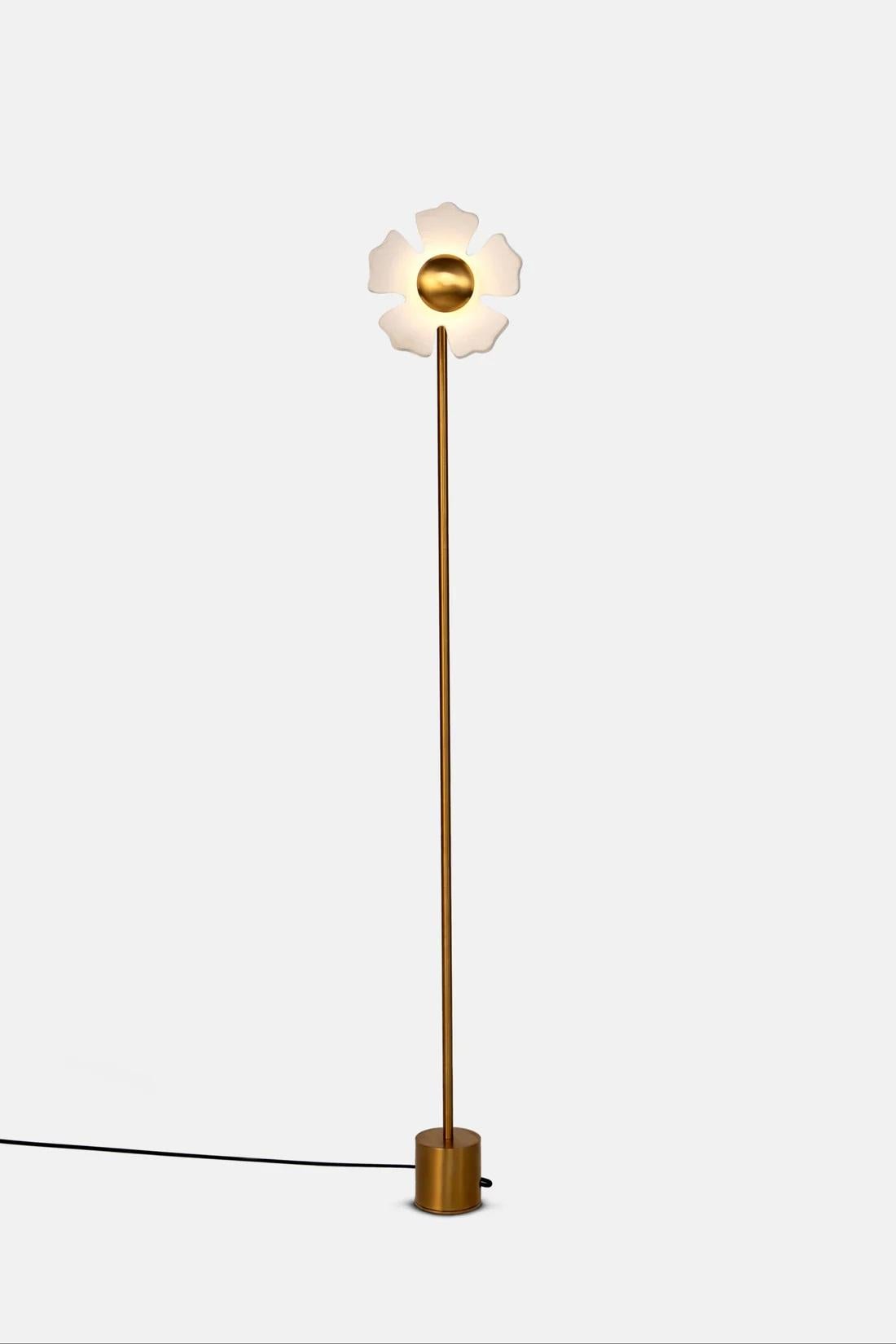 Lámpara de pie Flower de cerámica marfil y oro cepillado by Hatsu Moderno en venta