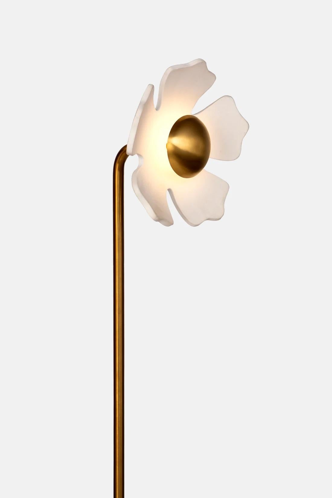 Lámpara de pie Flower de cerámica marfil y oro cepillado by Hatsu en Nuevo estado para la venta en Geneve, CH