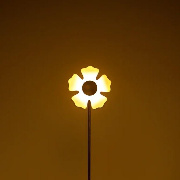 Lámpara de pie Flower de cerámica marfil y oro cepillado by Hatsu Siglo XXI y contemporáneo en venta