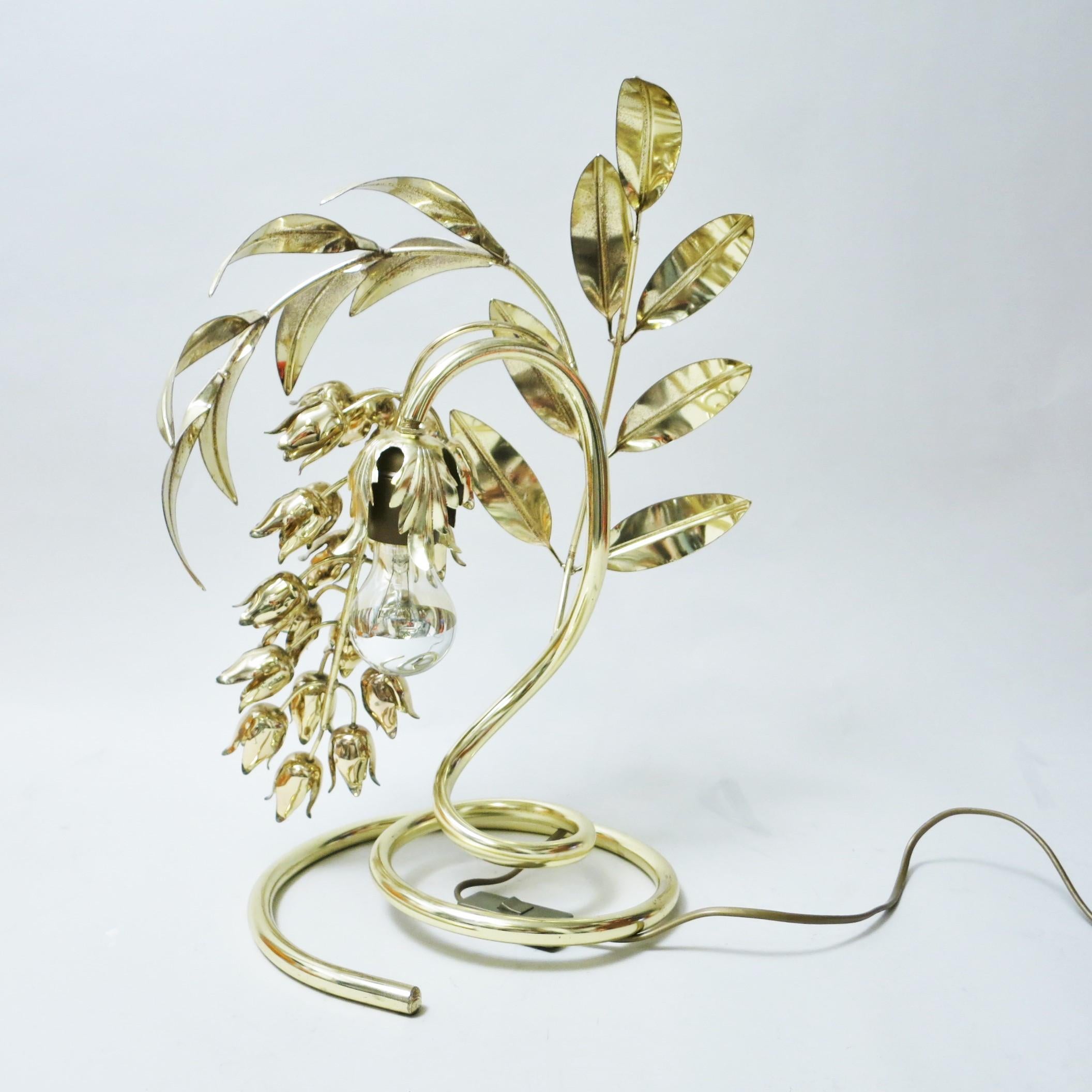 This gilded metal wisteria flower lamp was designed in the Hollywood Regency style by Hans Kögl in the 1970s.