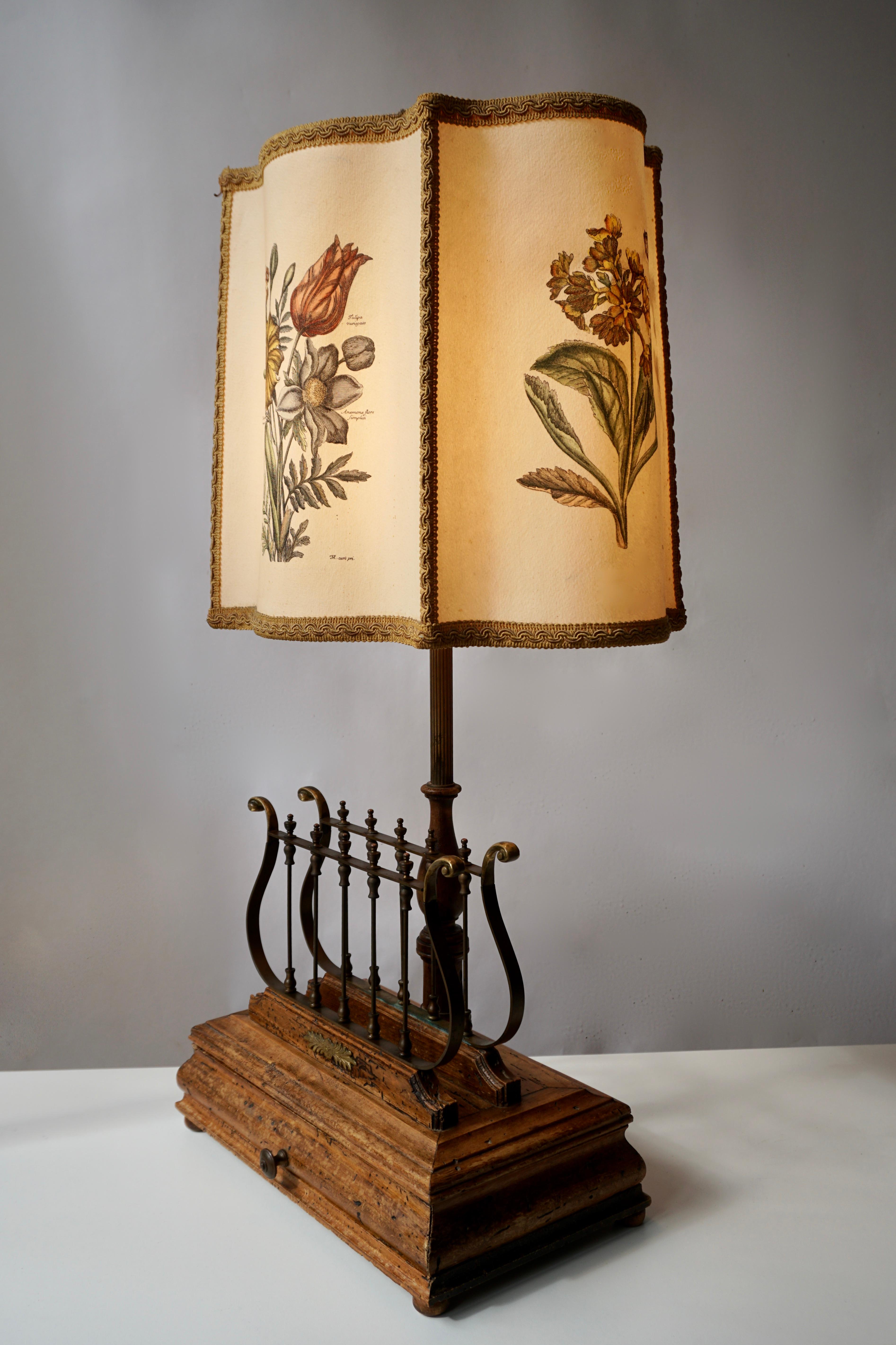 Flower table lamp in brass and wood.
Measures: Height 70 cm.
width 37 cm.
depth 26 cm.