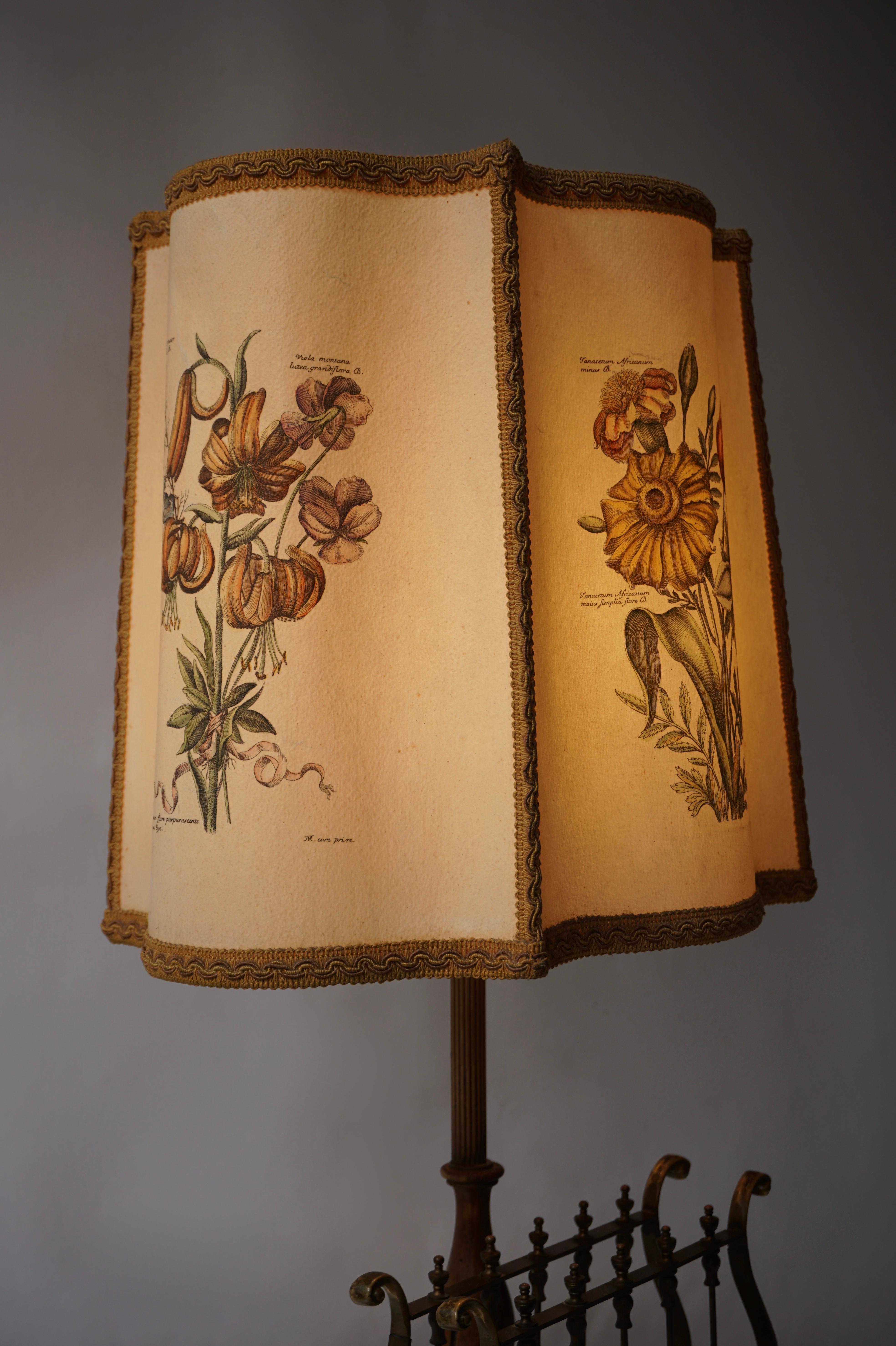 20th Century Flower Lamp in Wood and Brass For Sale