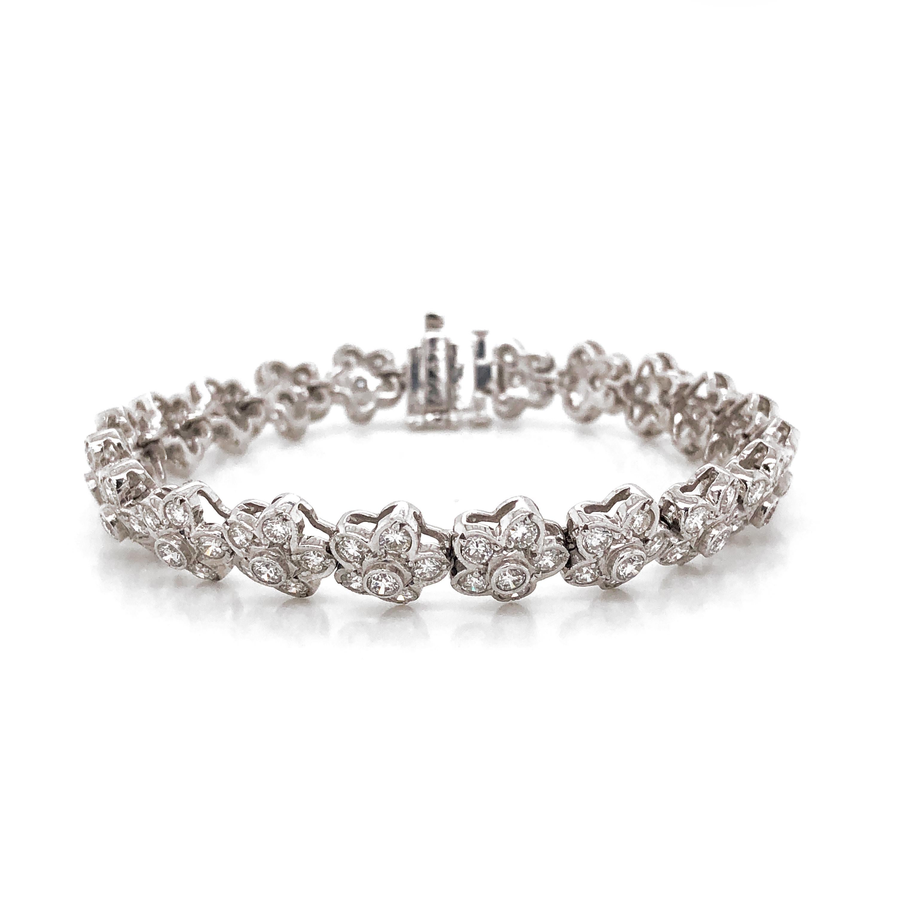 Contemporary Flower Round Cut White Diamonds 7.79 Carat Platinum Link Bracelet For Sale