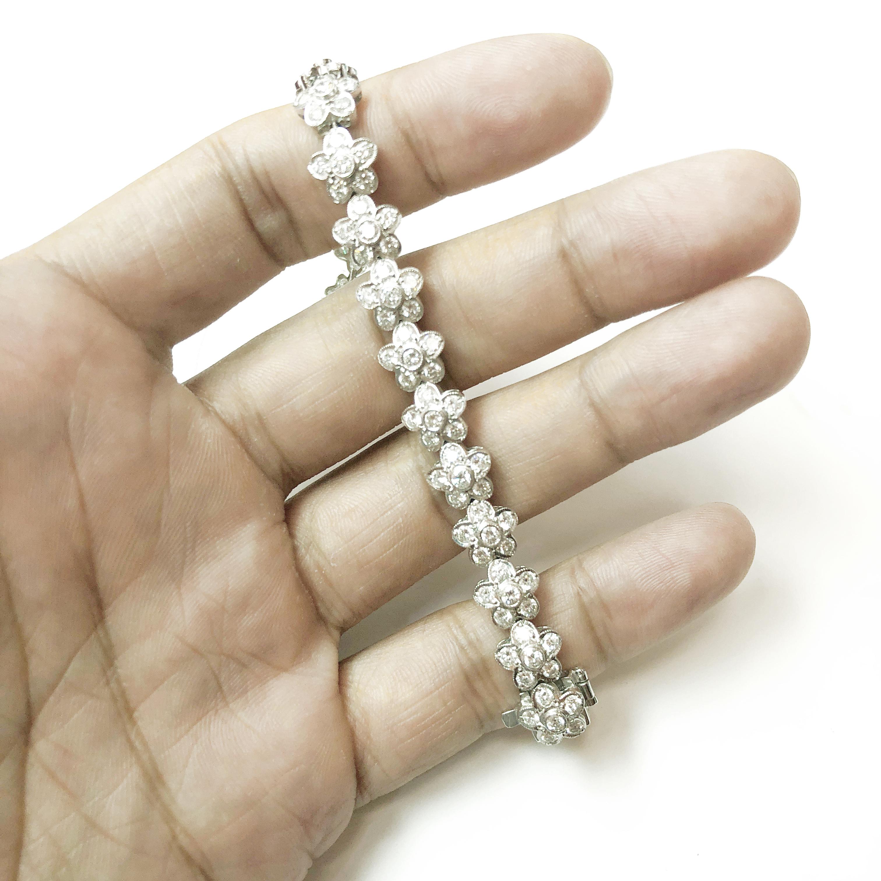 Flower Round Cut White Diamonds 7.79 Carat Platinum Link Bracelet In New Condition For Sale In New York, NY