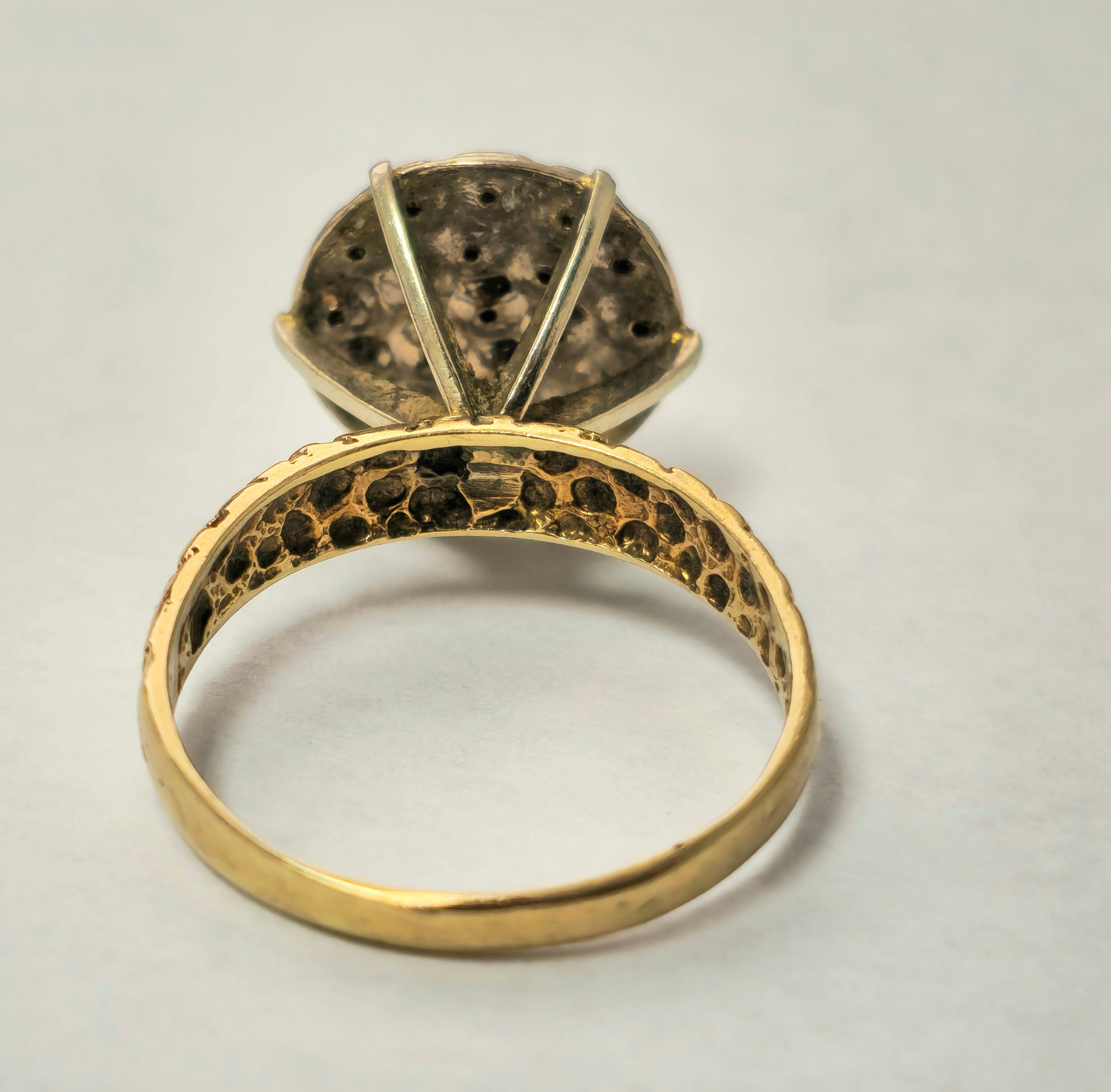 Voici notre bague de fiançailles en diamant à motif de fleur vintage, méticuleusement fabriquée en luxueux or jaune 14k. Ornée d'un superbe total de 1/4 de carat de diamants ronds d'origine naturelle, de pureté I2 et de couleur G, cette bague exsude