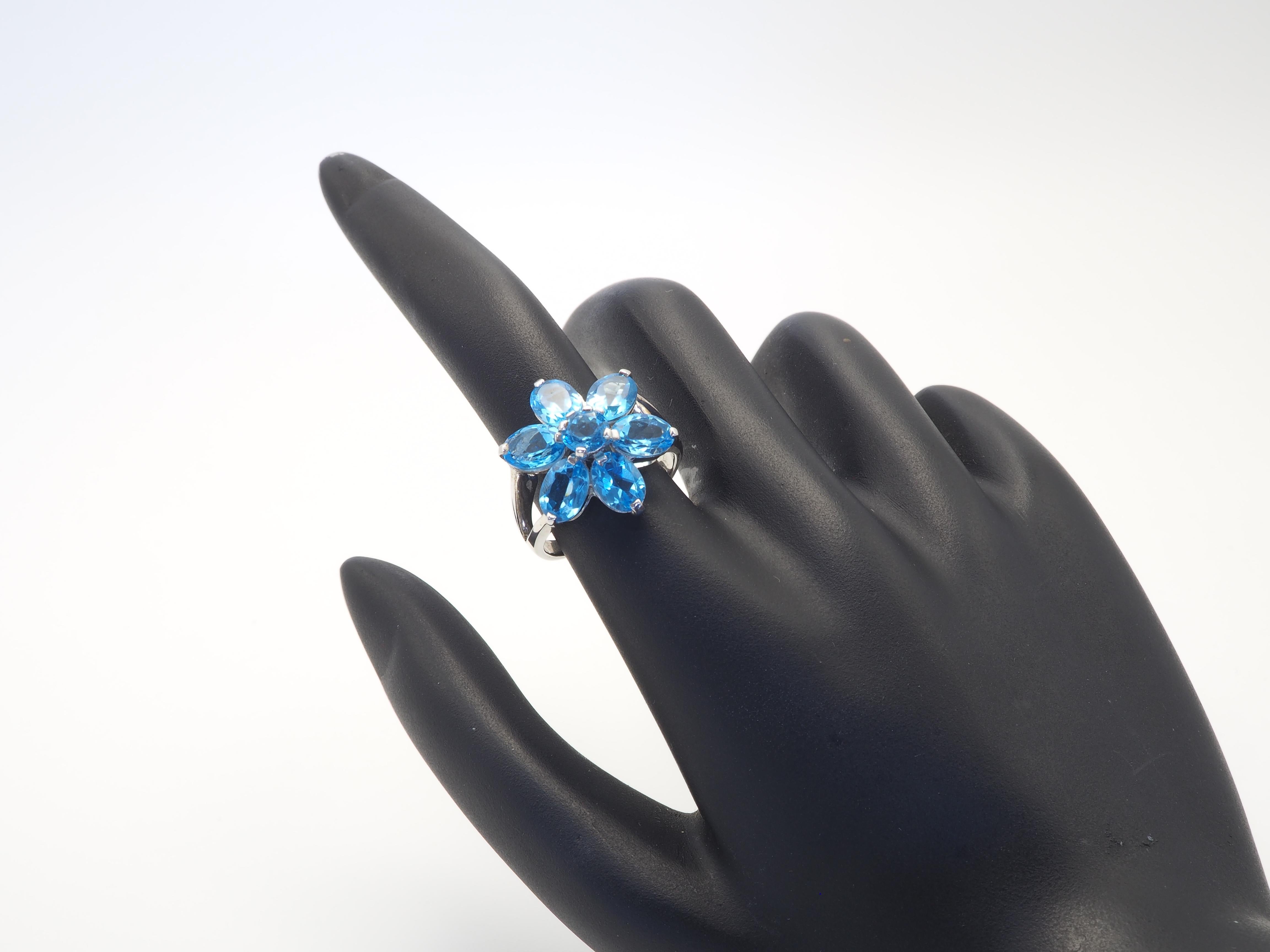 Flower Motif 4.74ct Blue Topaz Sterling Silver Fashion Ring In Excellent Condition For Sale In เกาะสมุย, TH